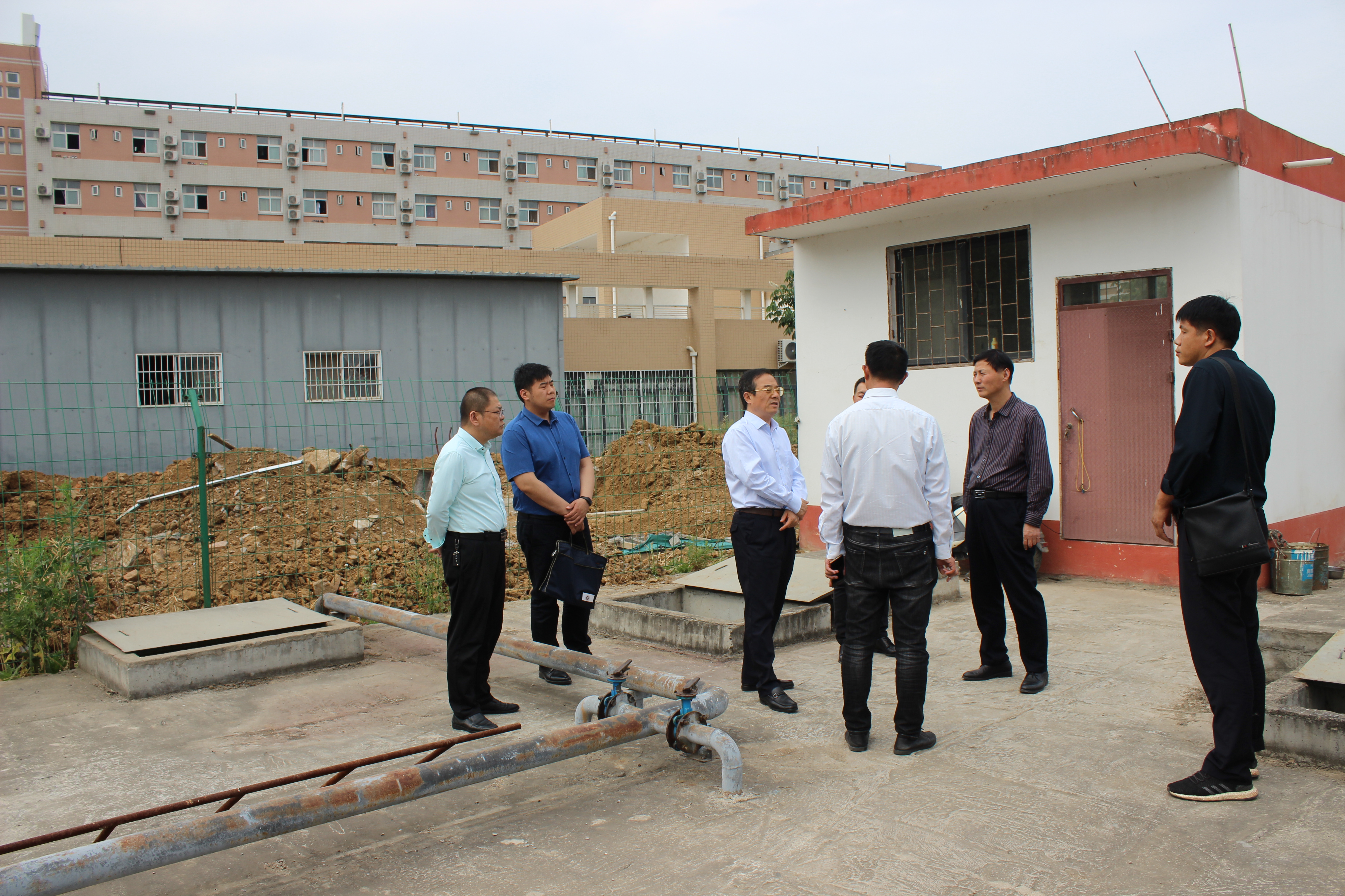 3.调研组在必赢官网校园现场察看.JPG