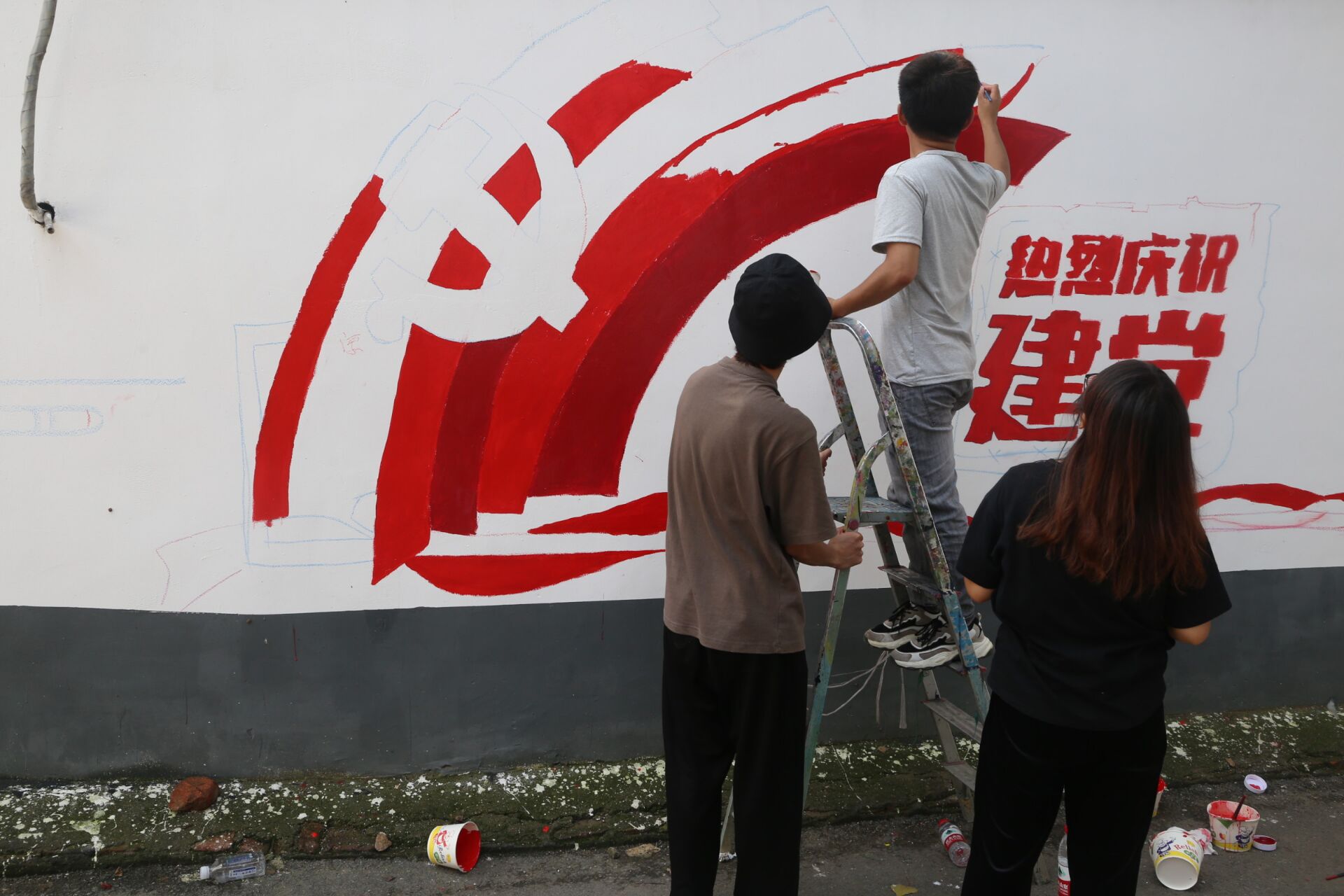 1.美术与艺术设计学院师生绘制主题墙绘.jpg