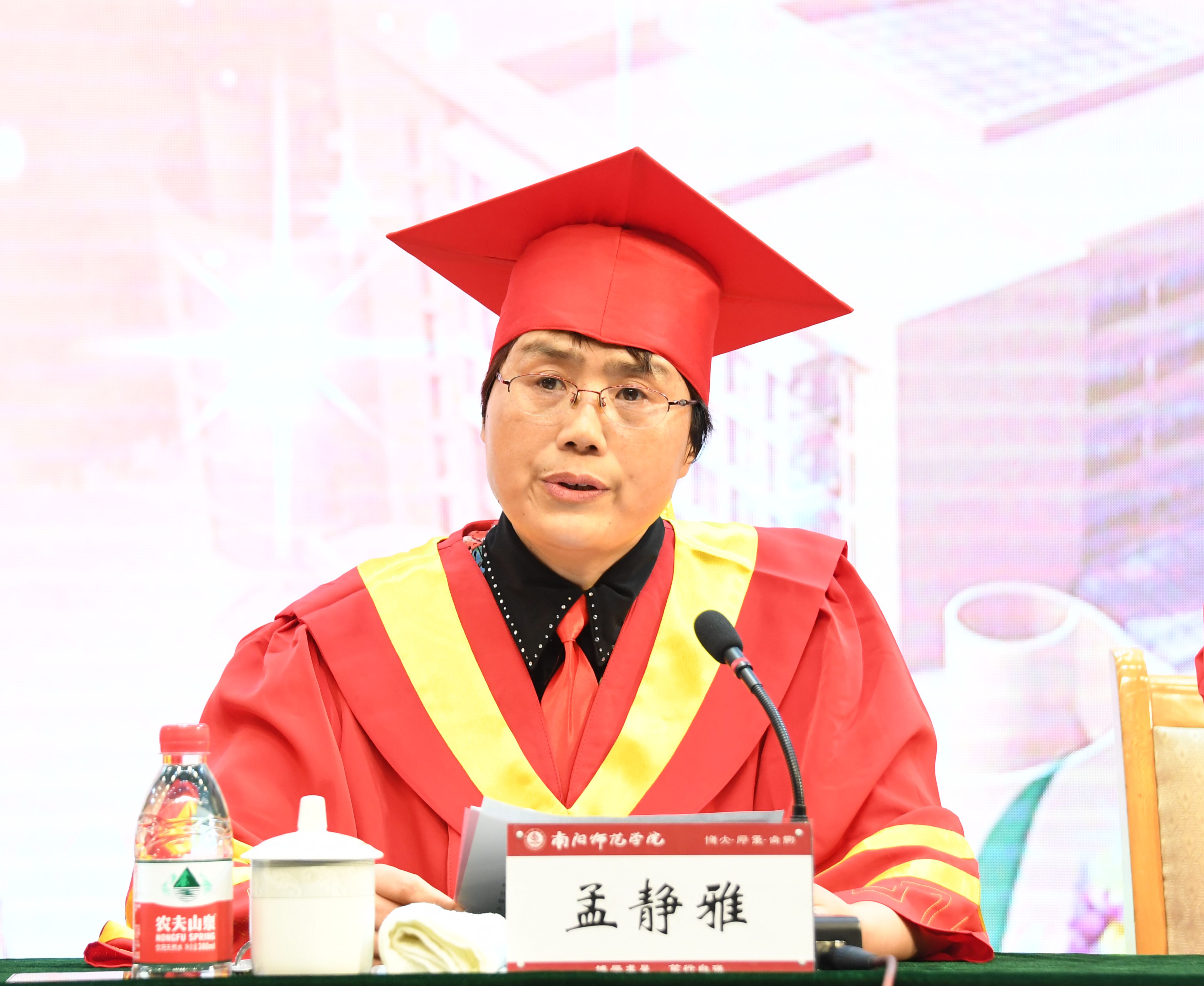 5副校长孟静雅教授宣读《必赢线路检测3003no1关于表彰2019年优秀应届毕业生的决定》.jpg