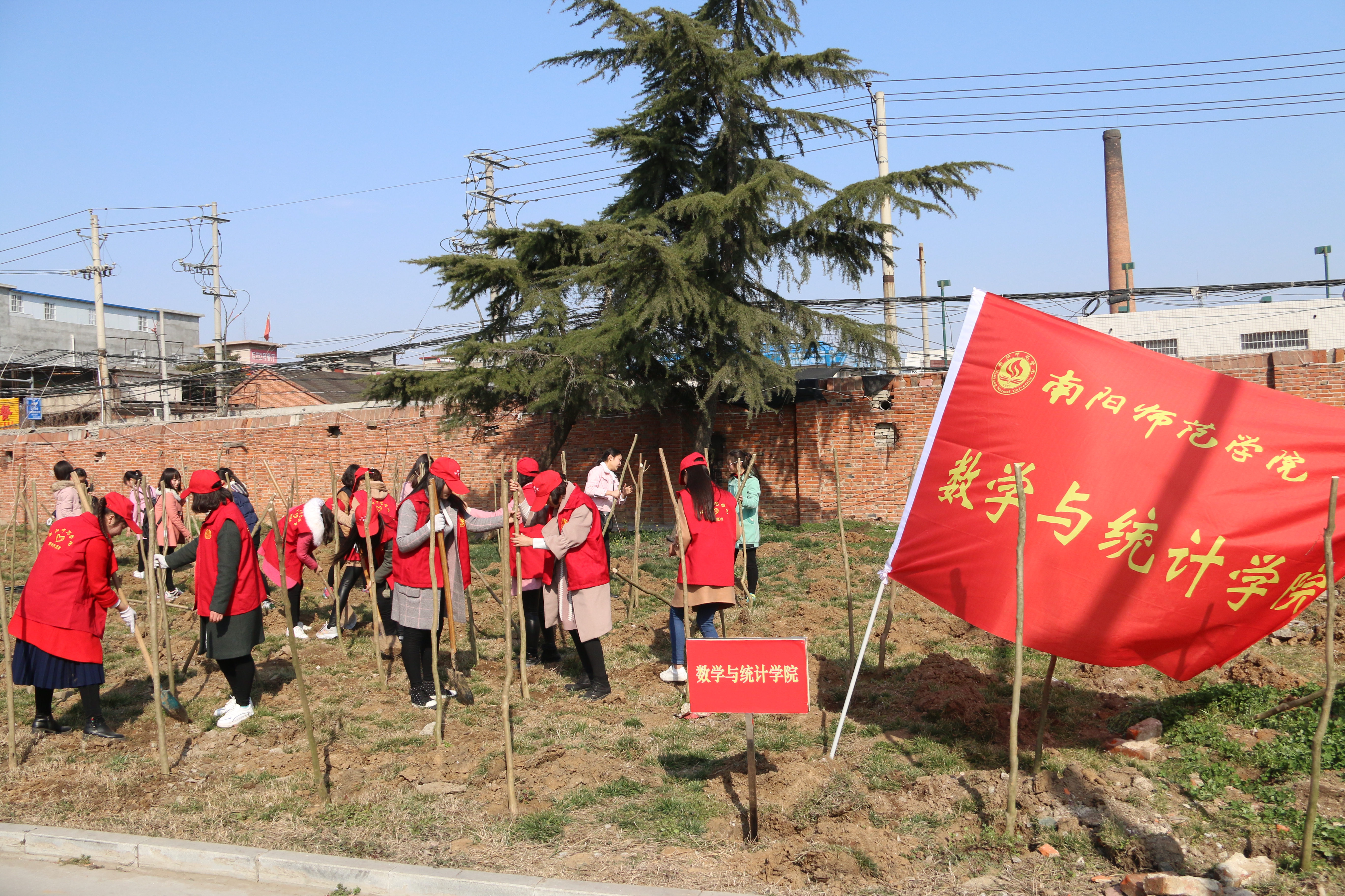 数学与统计学院在逸夫楼东广场开展学雷锋义务植树活动.JPG