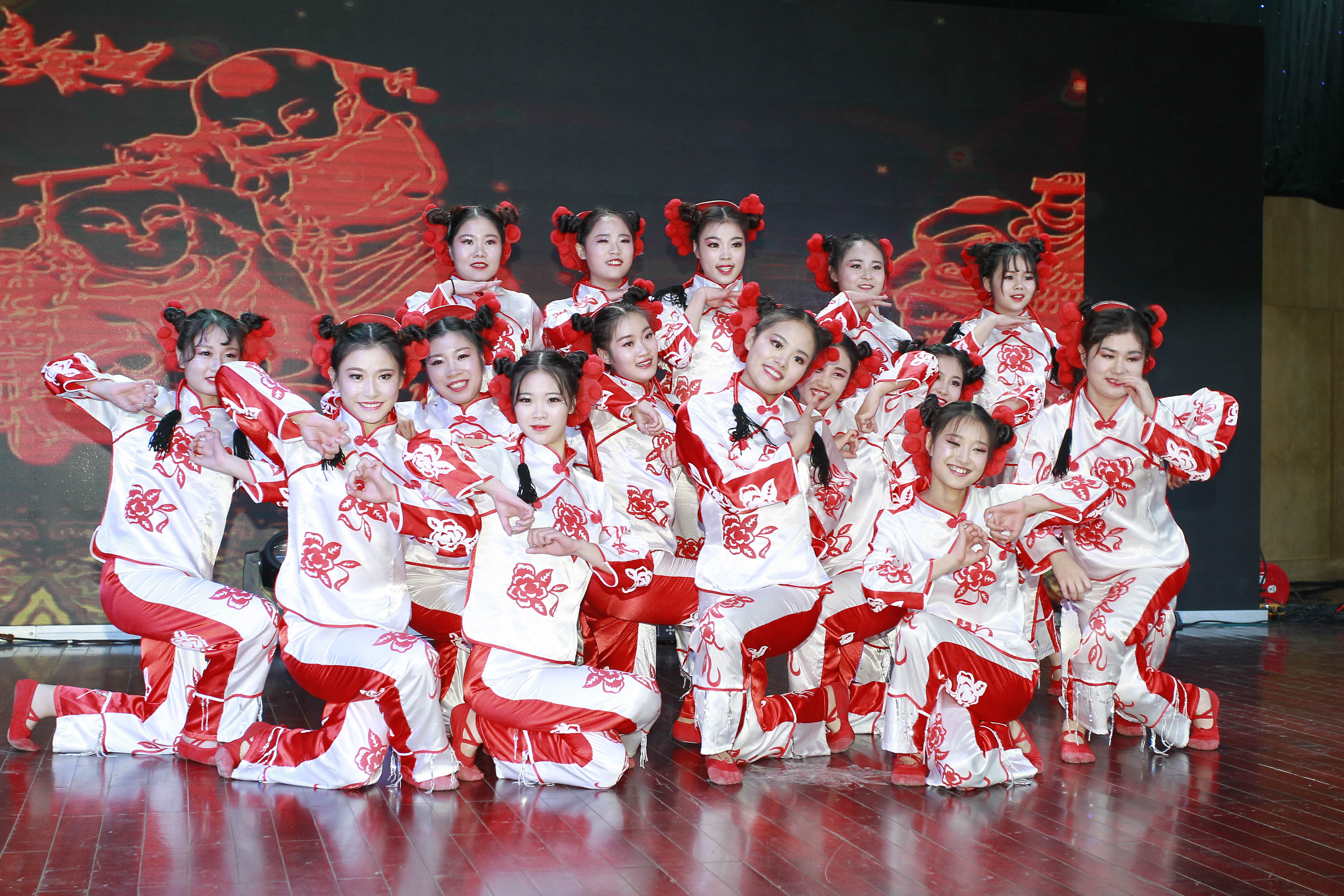 教育科学学院举办 “青春吐芳华  梦想铸人生” 2018年元旦晚会.JPG