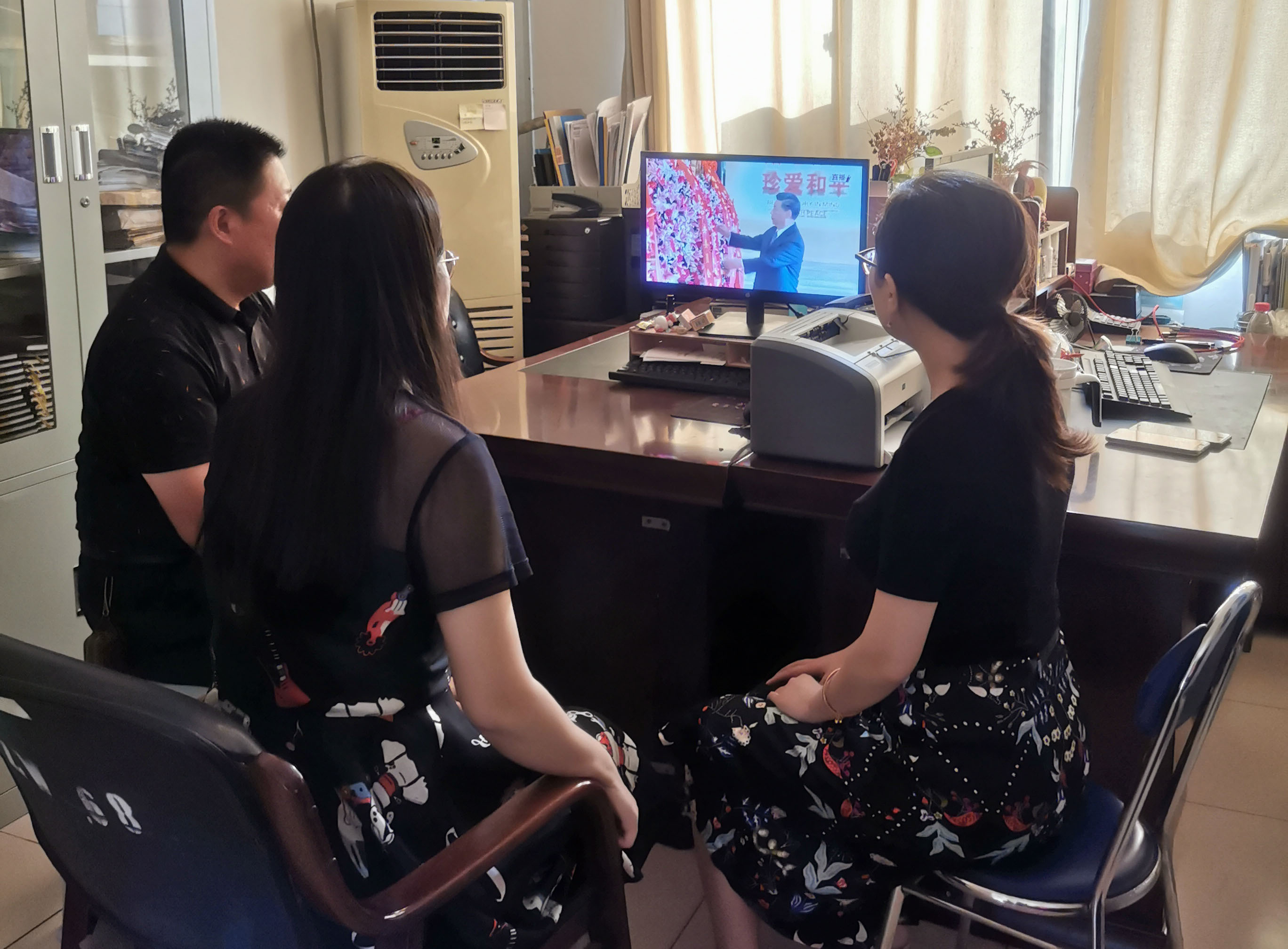 1必赢线路检测3003no1师生收看大会盛况并热议习近平总书记讲话精神.jpg