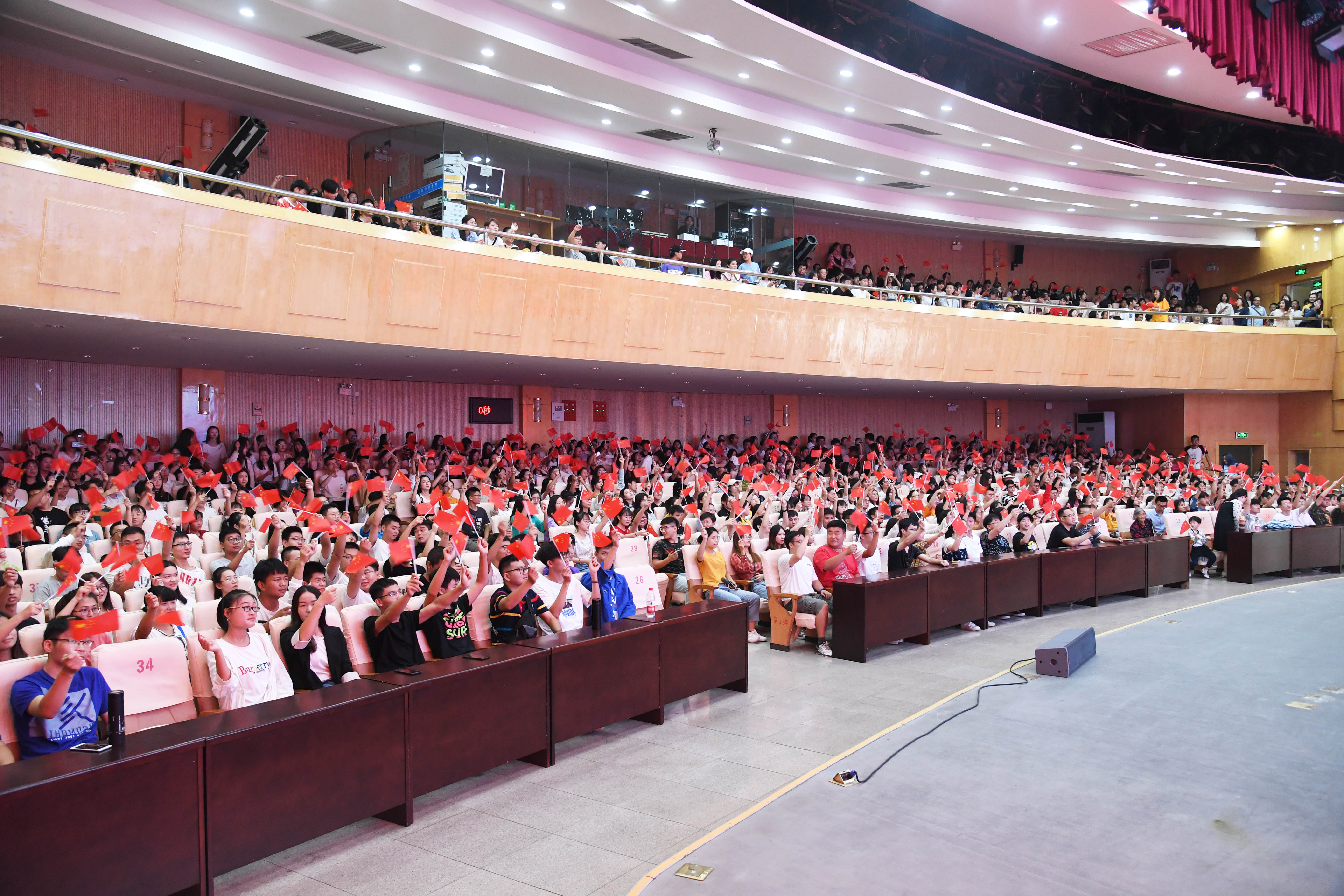 校团委组织收看庆祝中华人民共和国成立70周年大会2.jpg