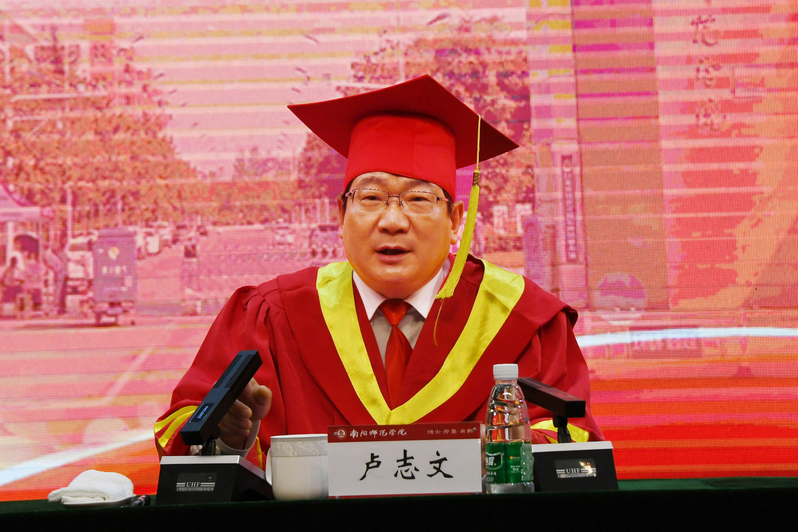 2.校党委书记卢志文发表毕业致辞.jpg