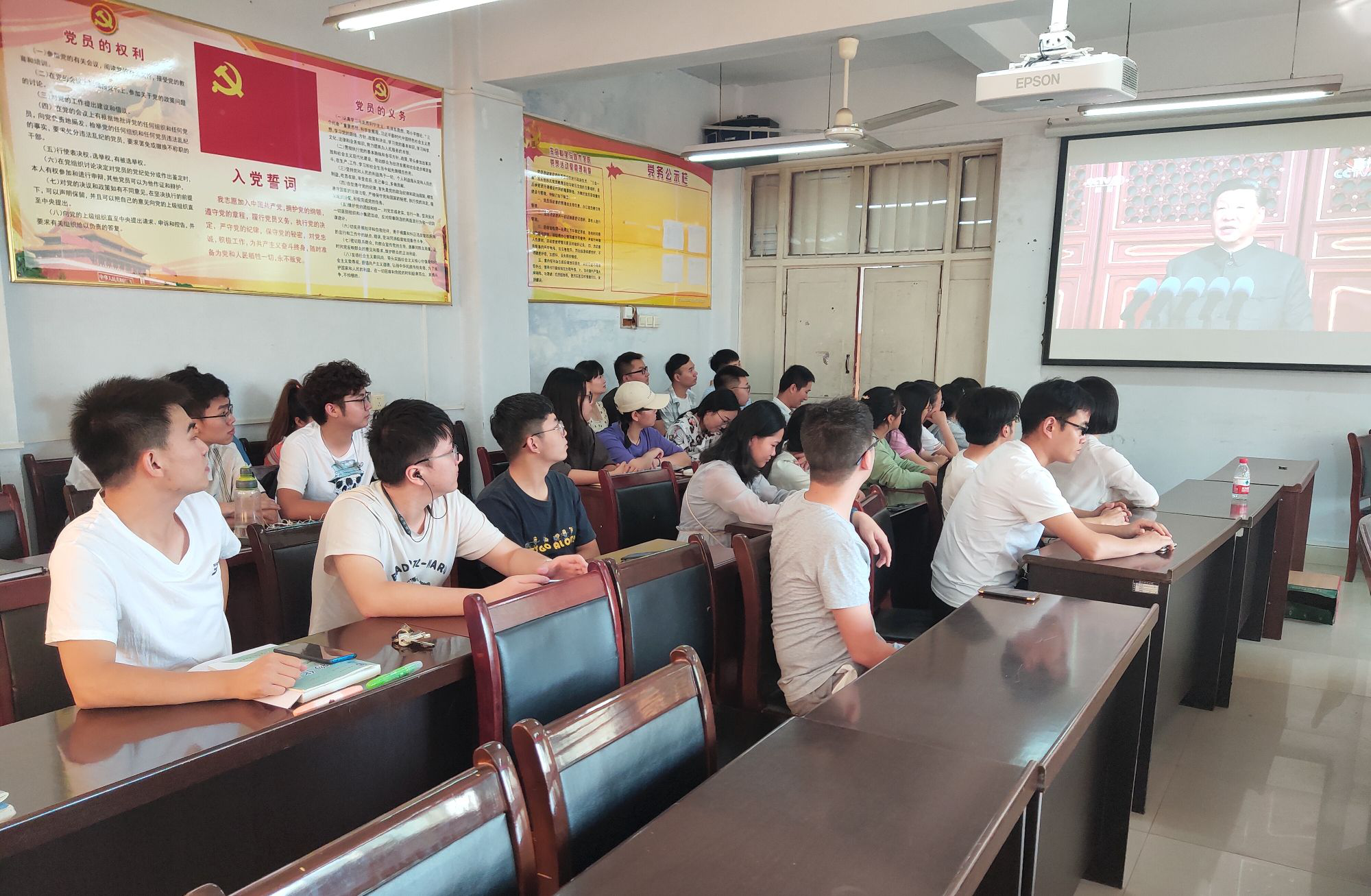 生命科学与技术学院组织收看庆祝中华人民共和国成立70周年大会.jpg