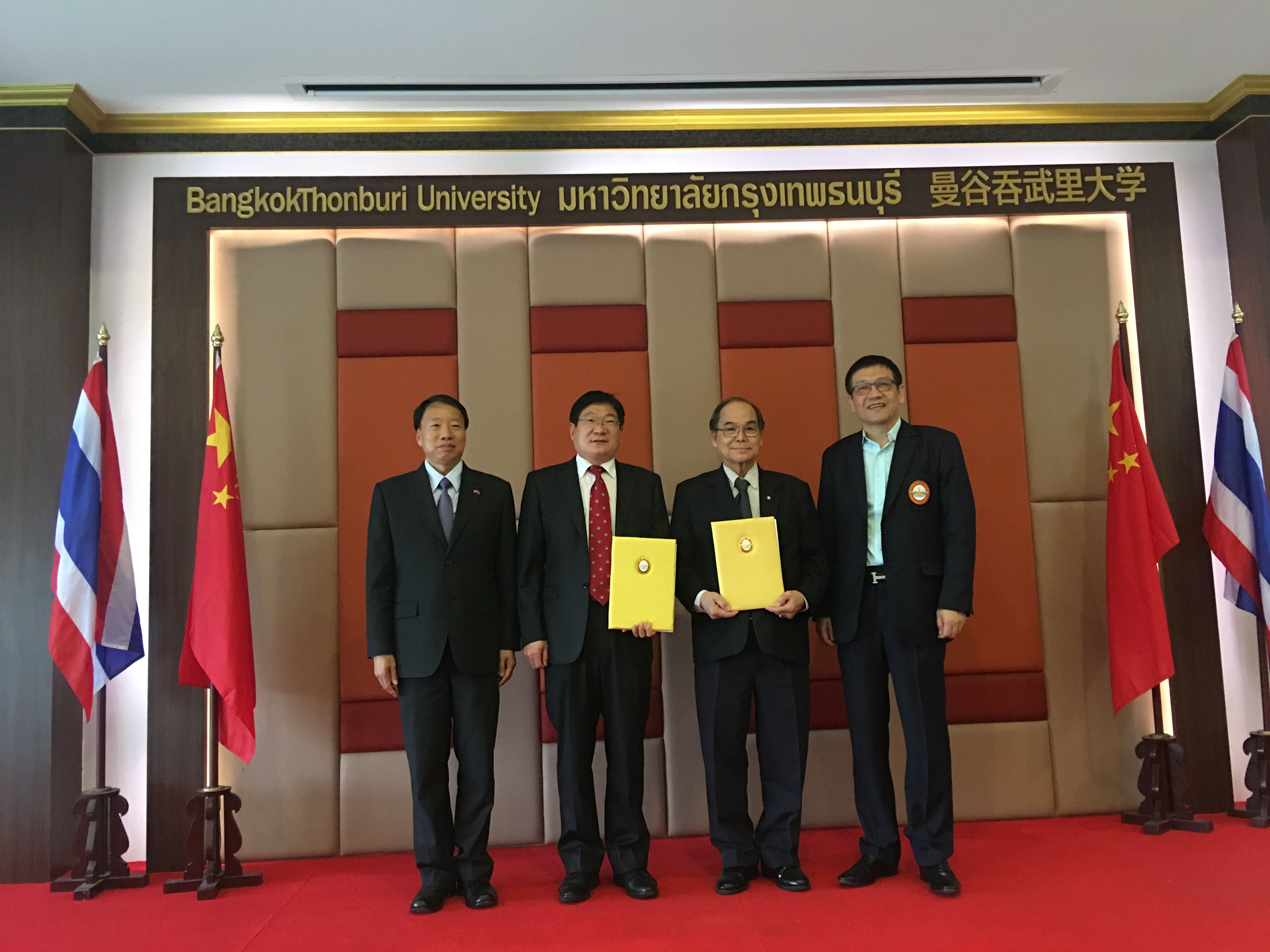 4左起：中华人民共和国驻泰国大使馆前侨务参赞方文国，必赢线路检测3003no1校长卢志文、吞武里大学副校长沈猜荣、助理校长林栩签约后合影.jpg