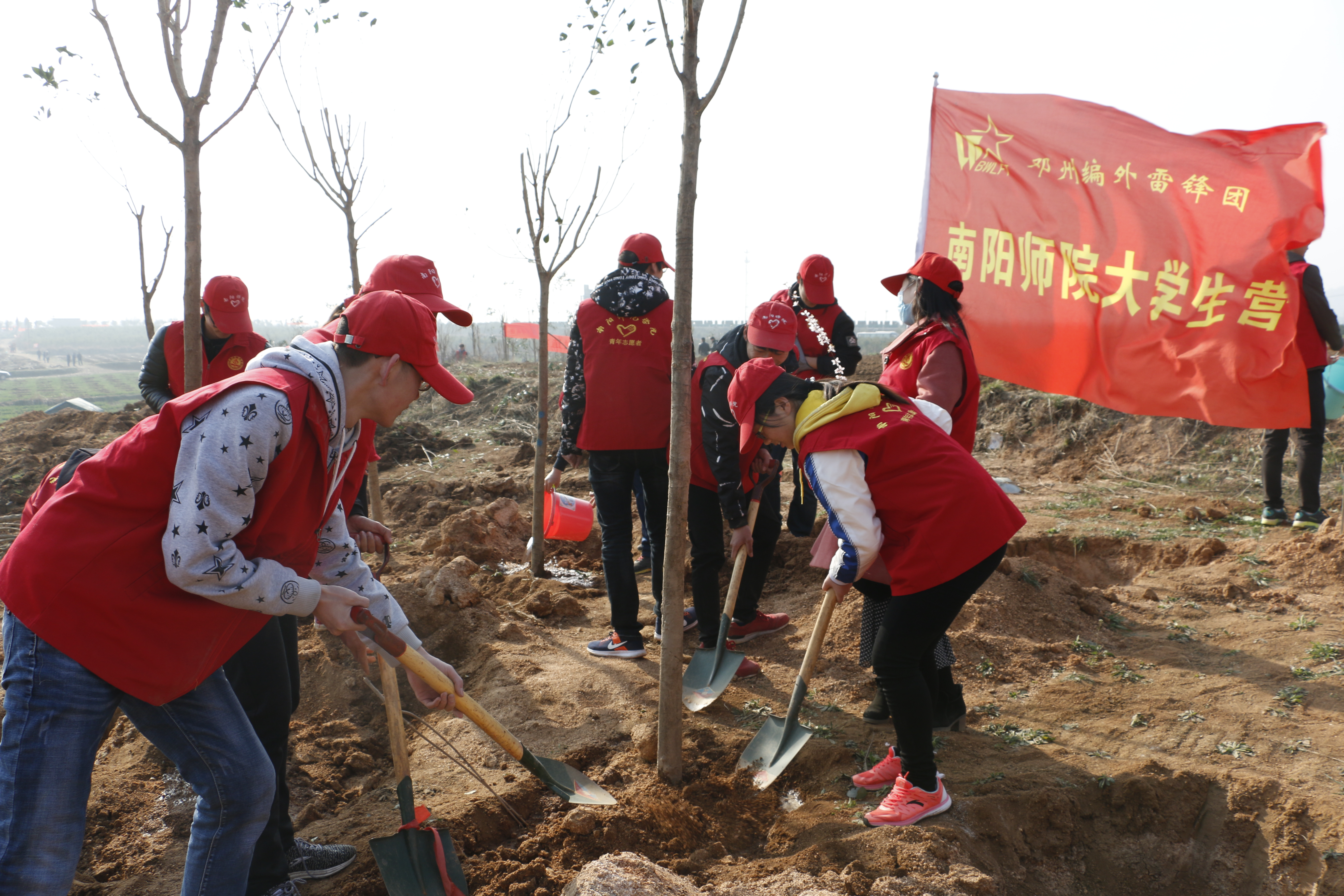 校团委组织志愿者参加南阳市2017年义务植树活动.jpg
