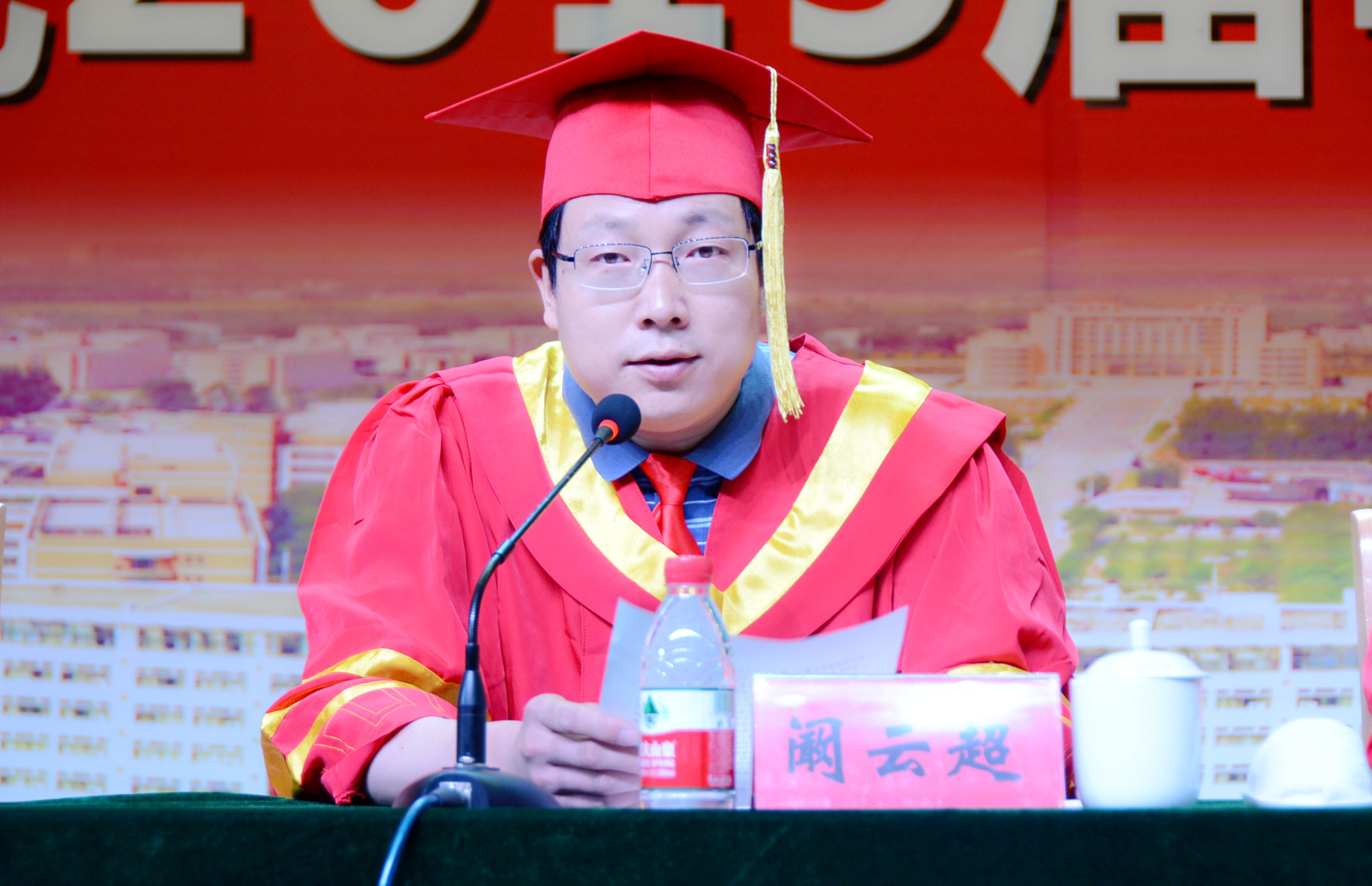 6副校长阚云超宣读《必赢线路检测3003no1关于授予2015届张婷婷等5811名普通本科毕业生学士学位的决定》.jpg
