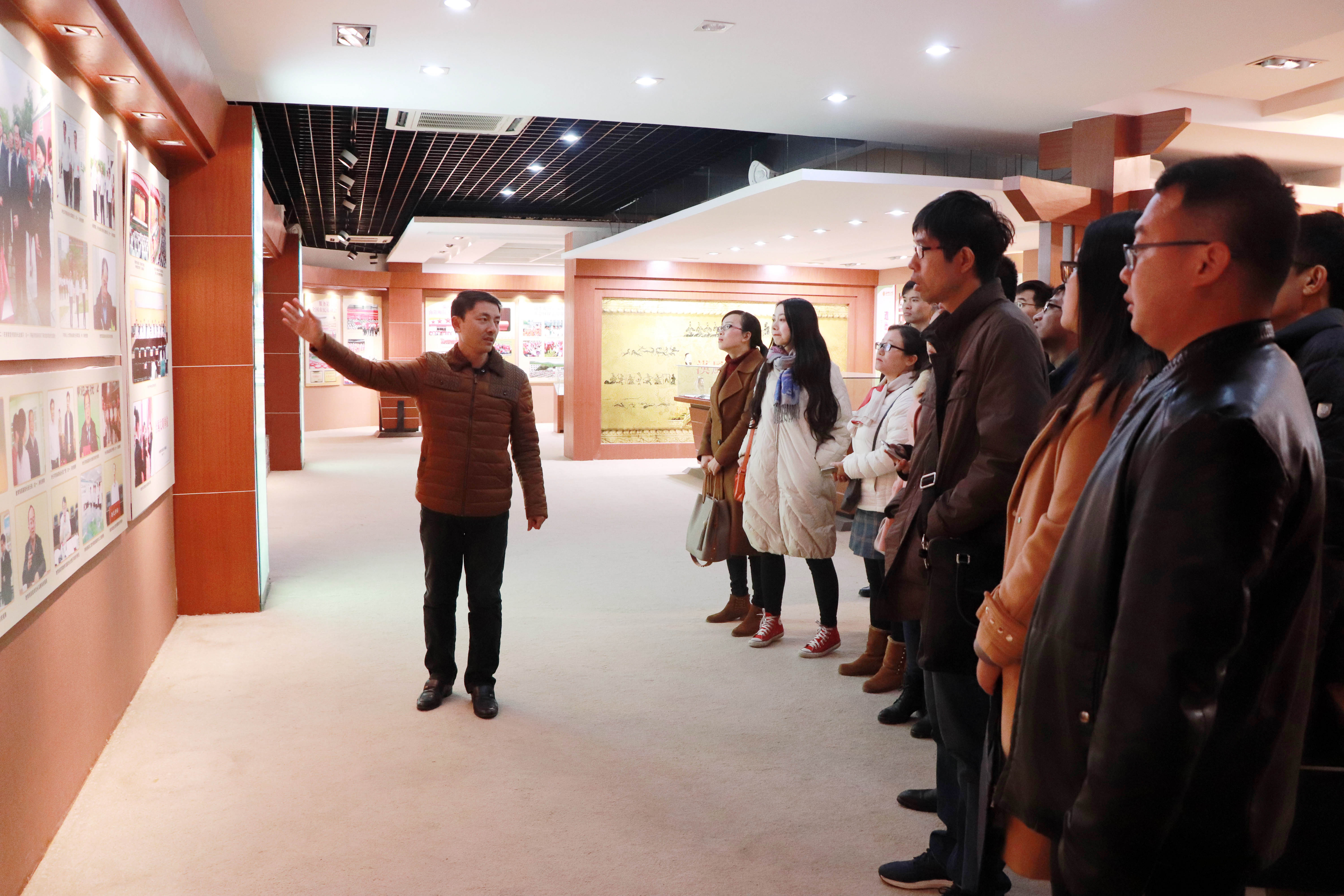 3新进教师观看学校精神文明创建成果展馆.JPG