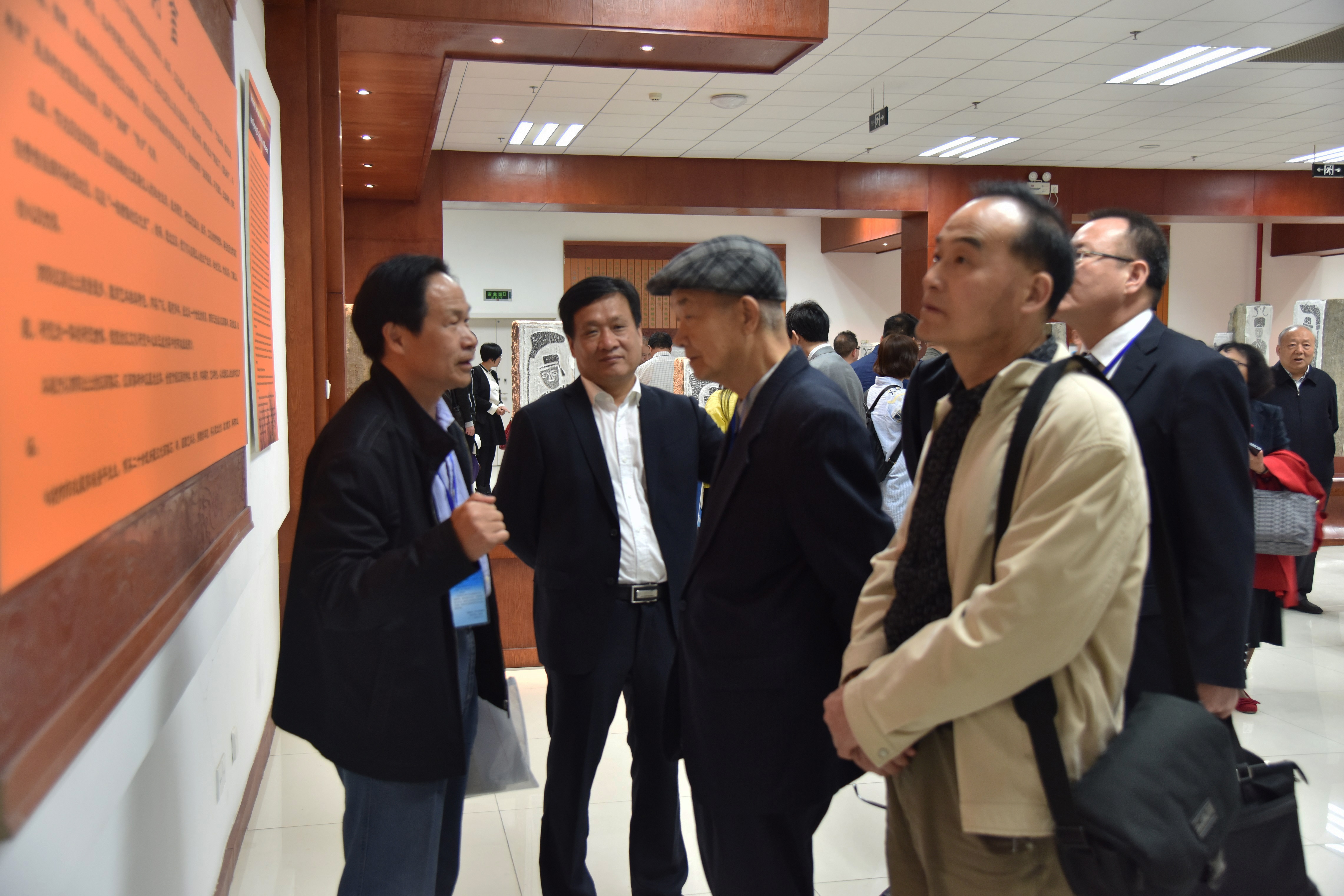 专家嘉宾参观南阳师院博物馆.JPG