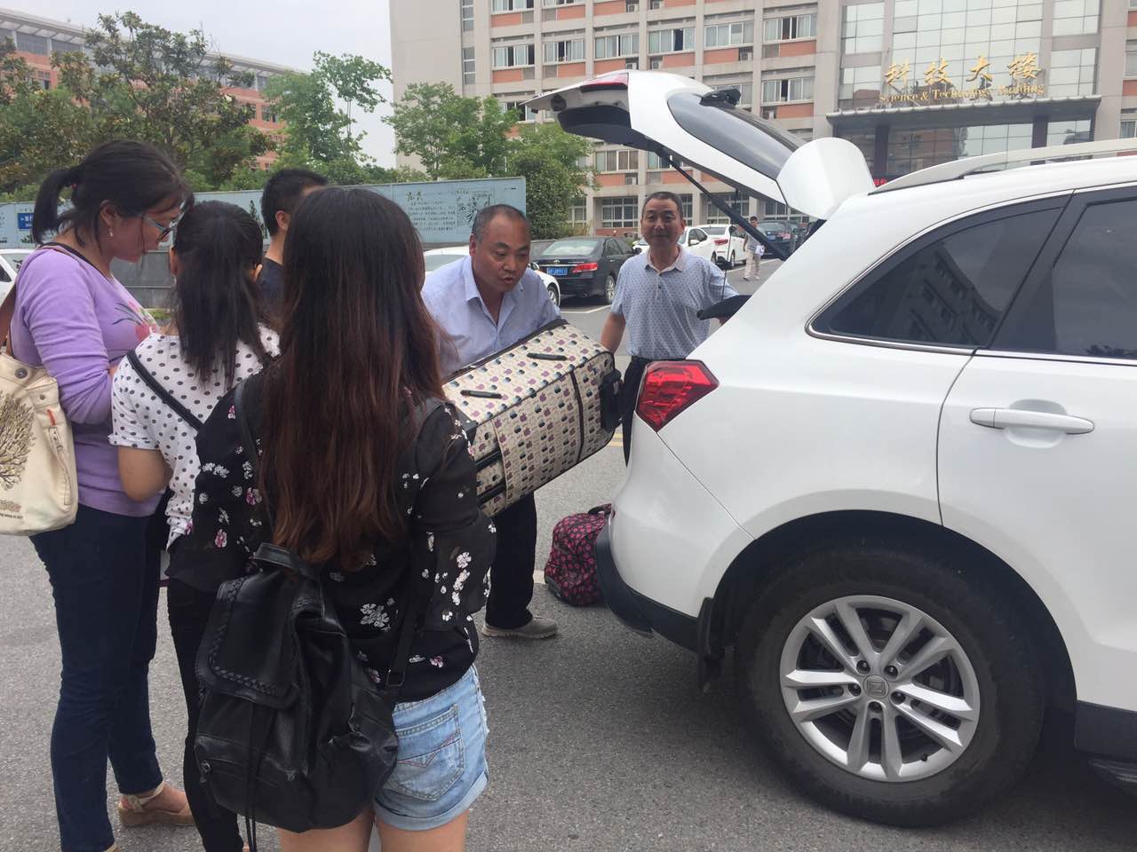 帮毕业生装行李1.jpg
