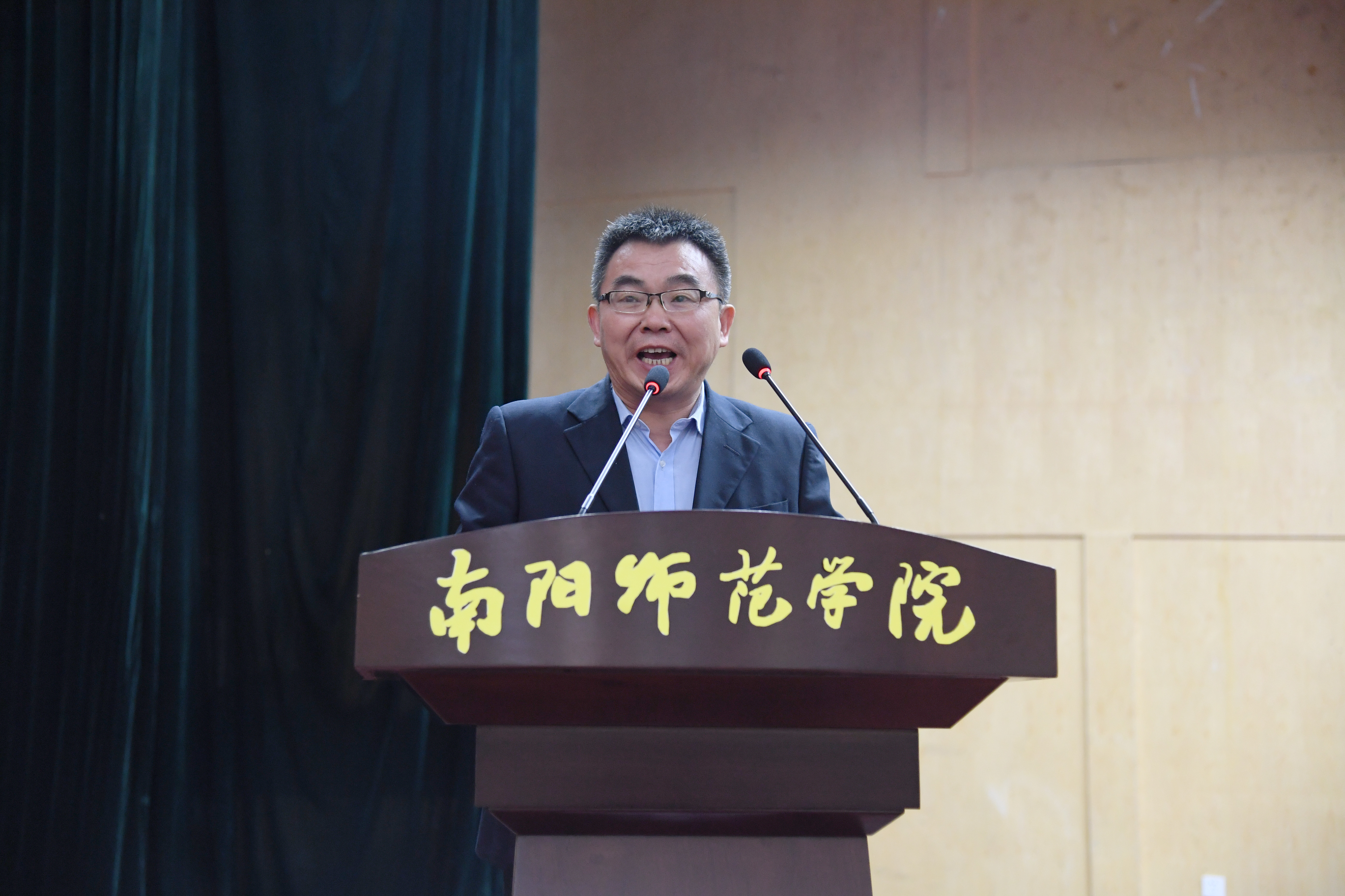 7“援疆行者”余国庆老师做报告.JPG