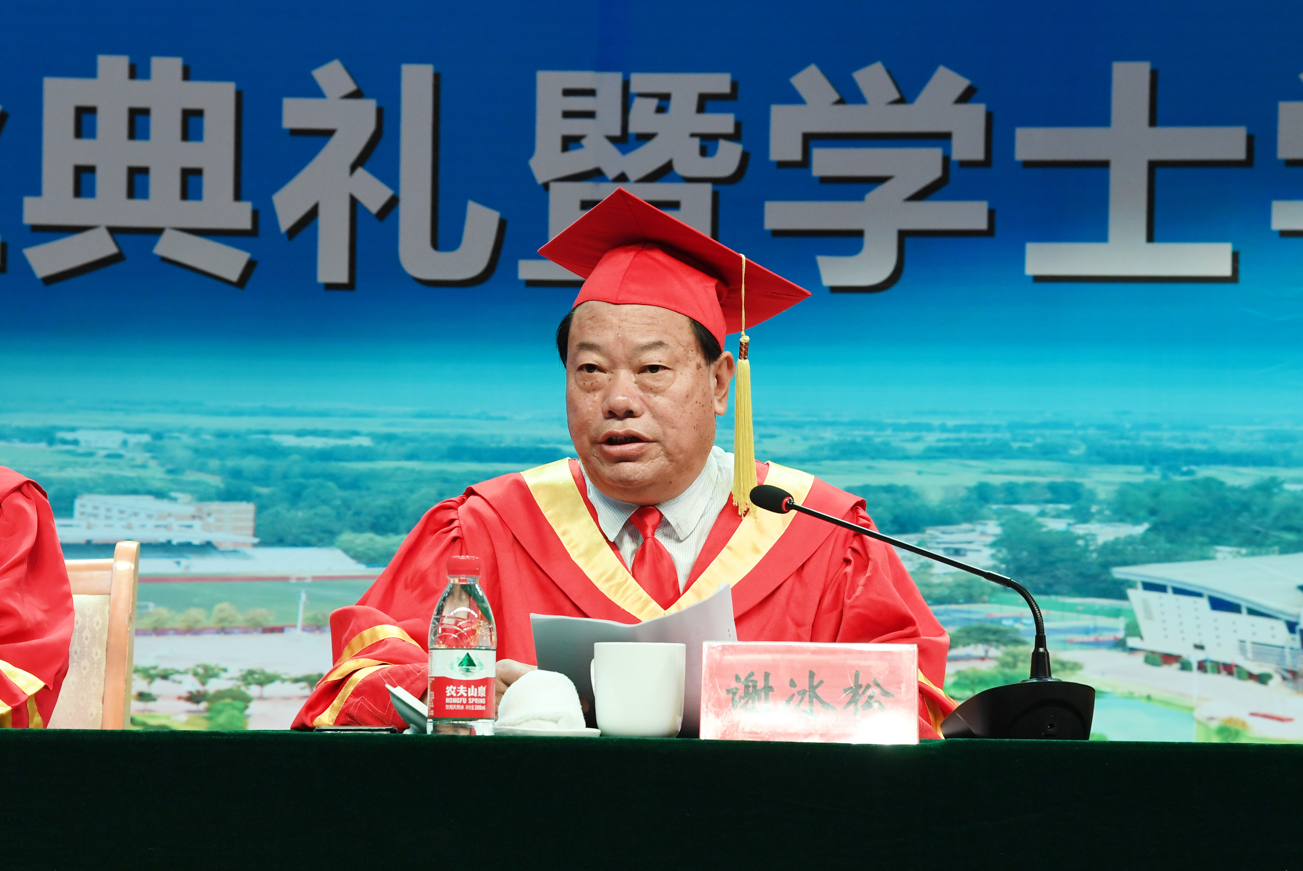 5副校长谢冰松宣读《必赢线路检测3003no1关于表彰2017年优秀应届毕业生的决定》.JPG