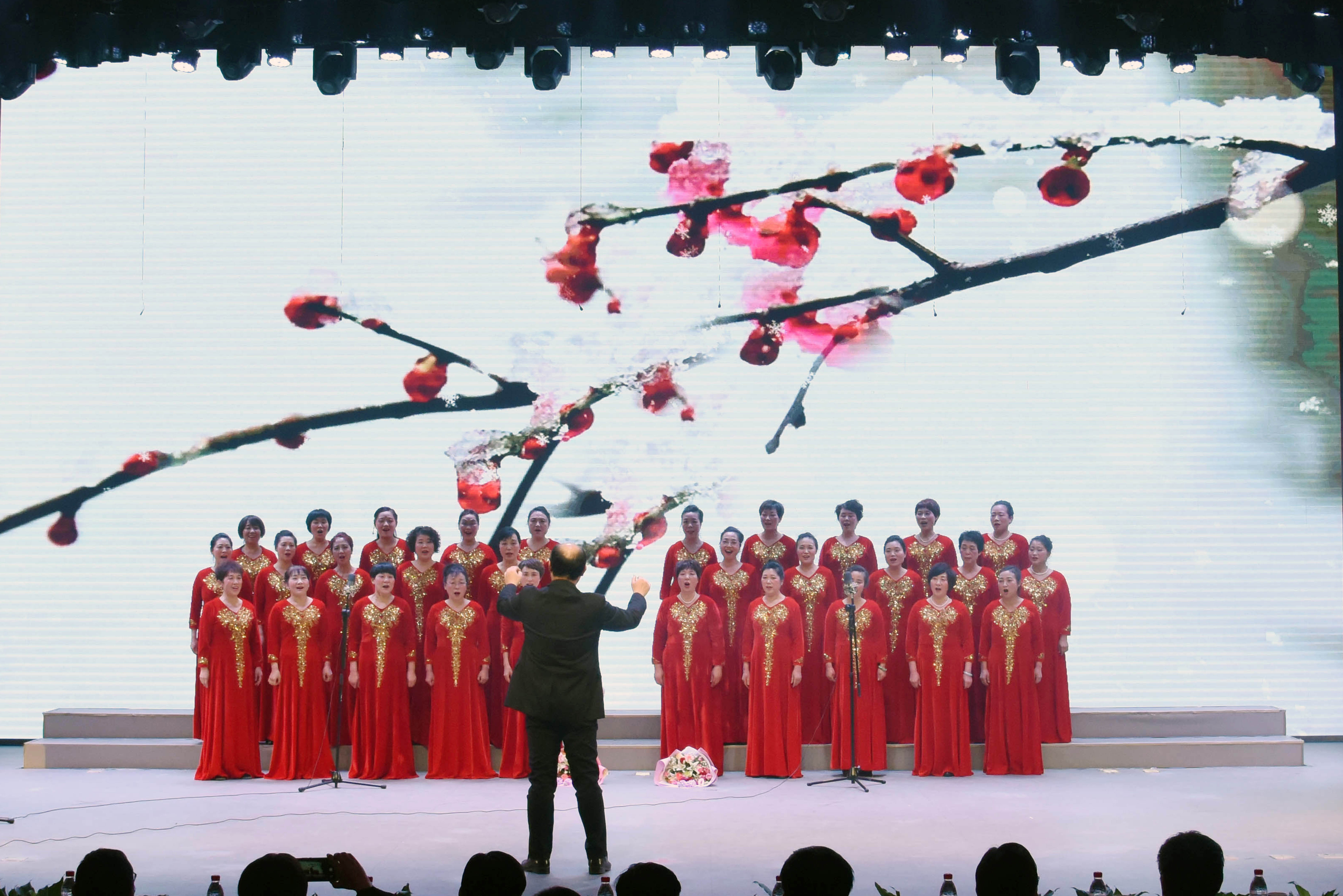 教职工合唱协会带来开场合唱《踏雪寻梅》《我的中国心》.jpg