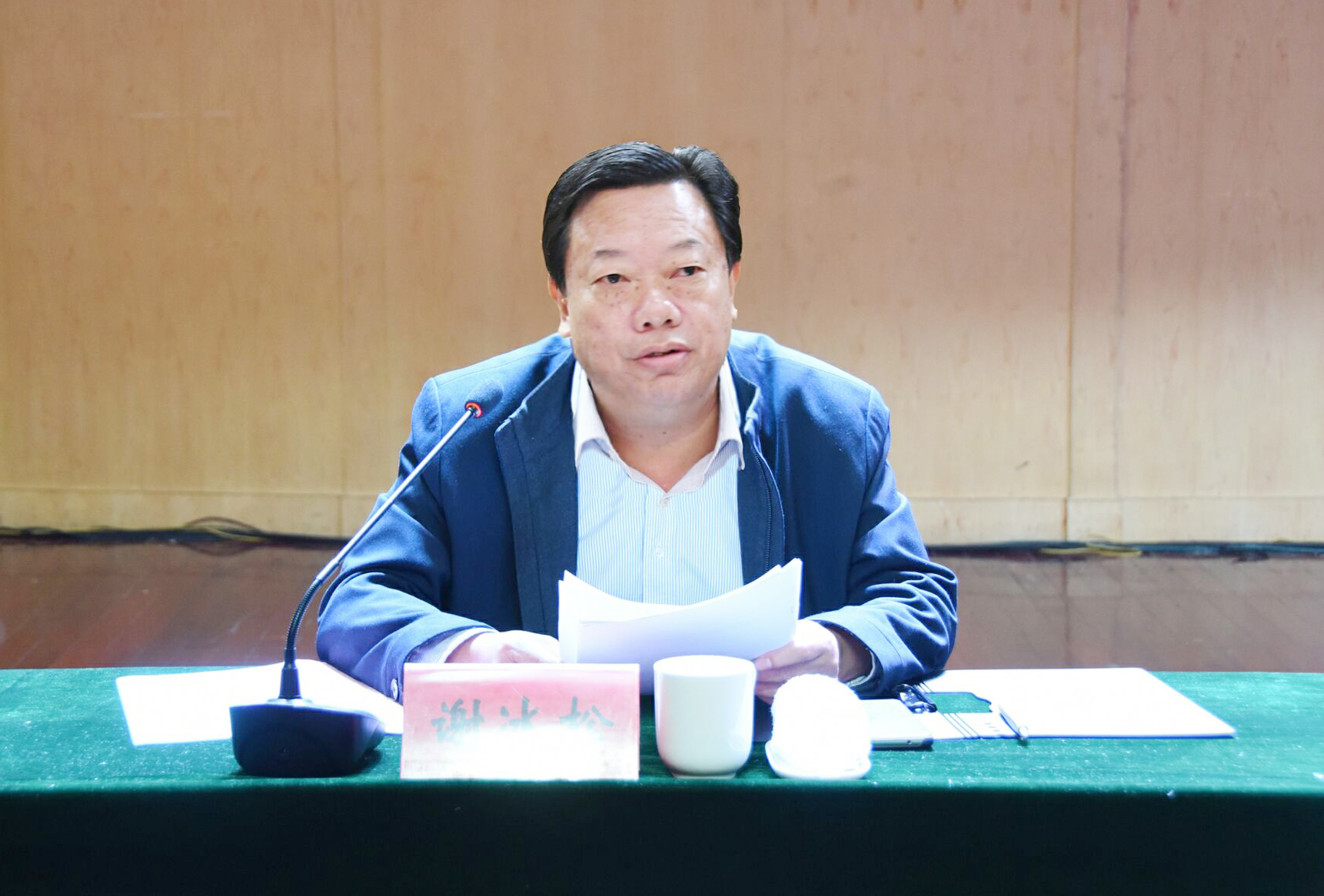 4副校长谢冰松宣读表彰文件.jpg