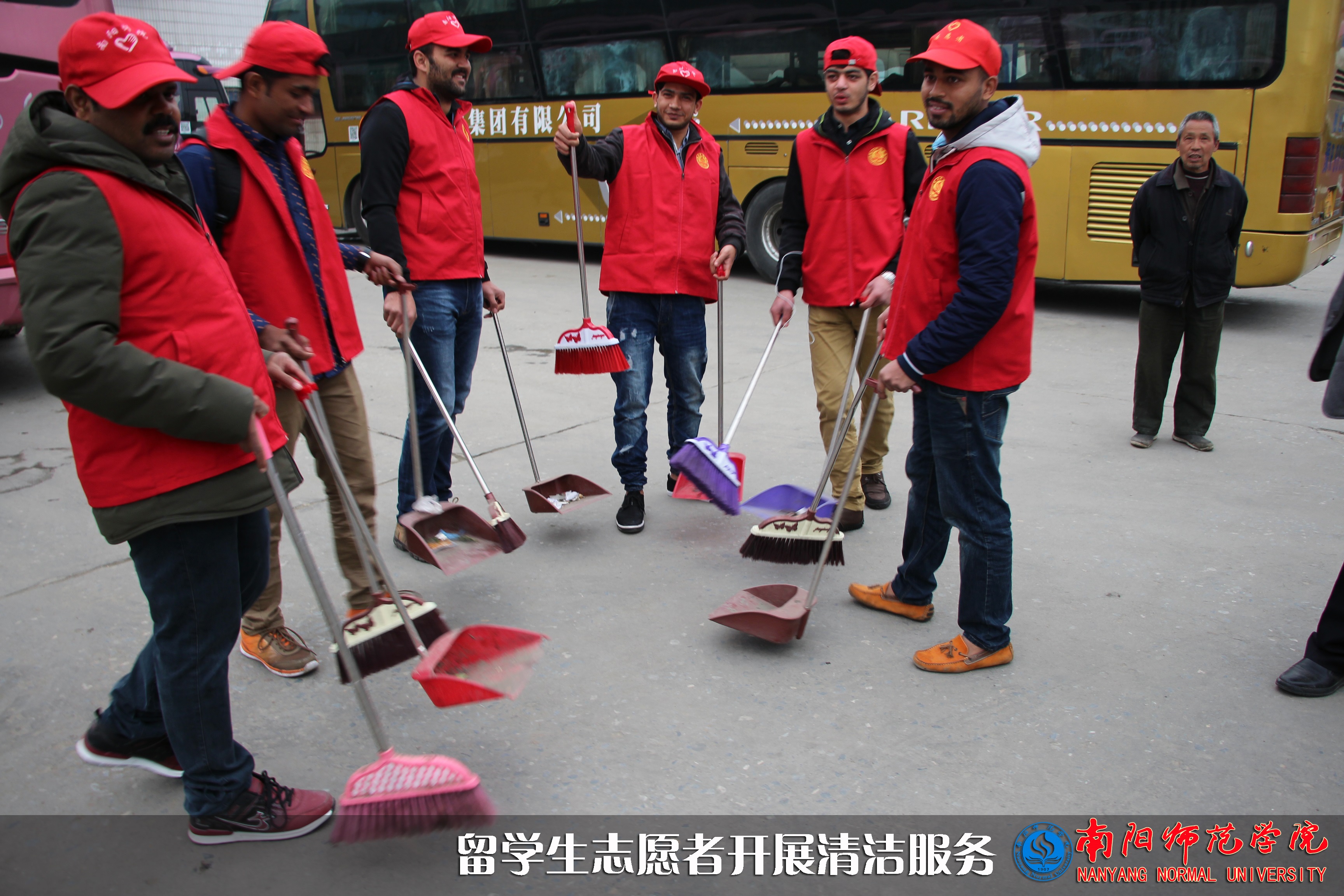 留学生志愿者开展清洁服务3.jpg