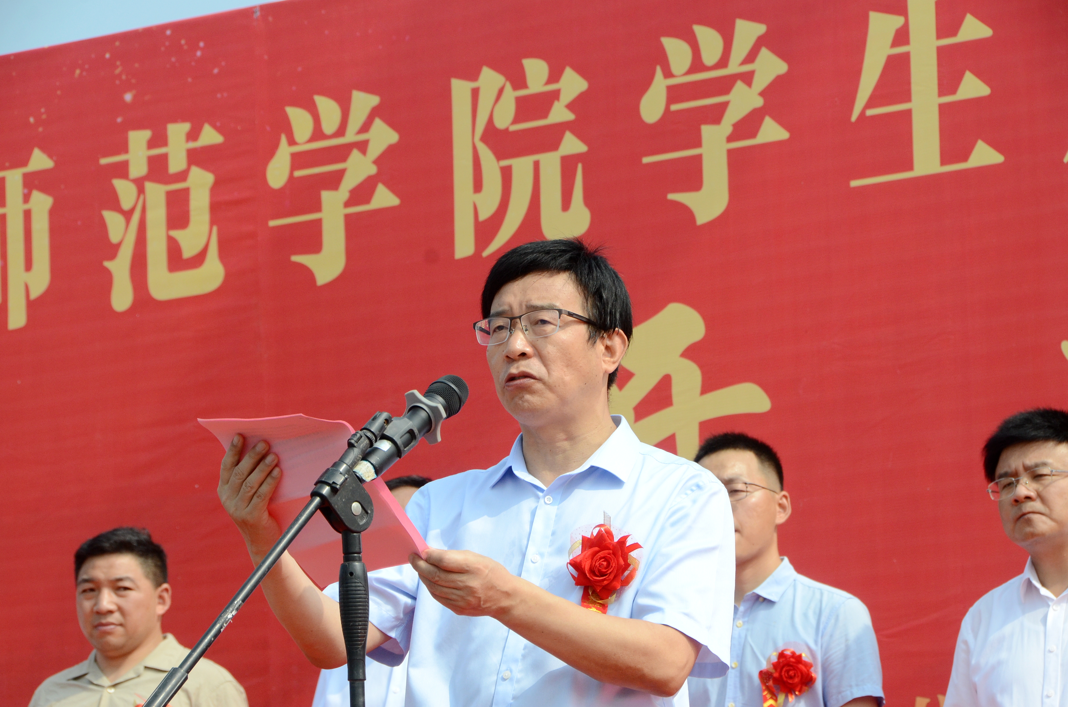 2.校长张宝锋致辞.JPG