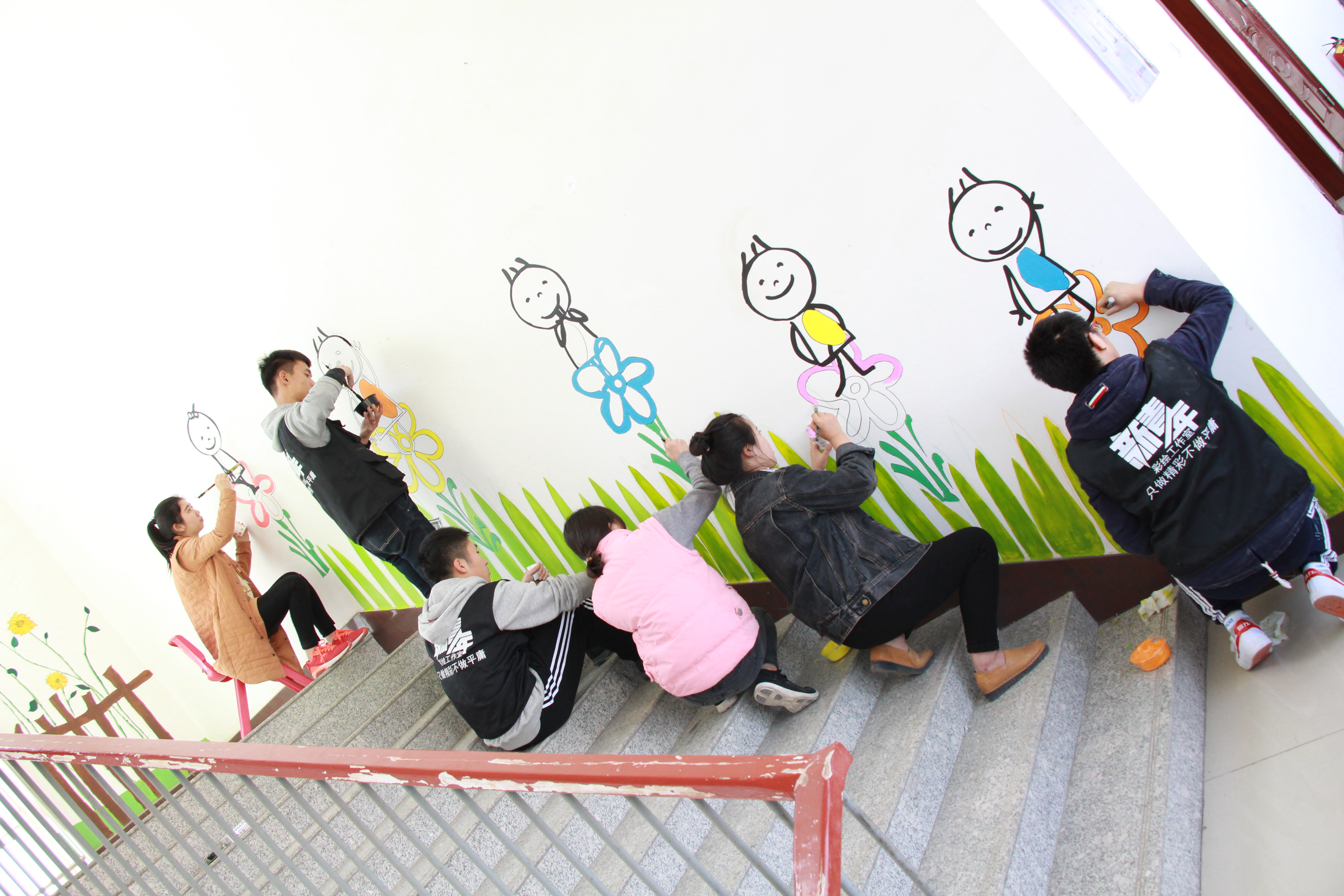 3珠宝玉雕学院开展“为爱上色 点亮童真”爱心墙绘活动.JPG