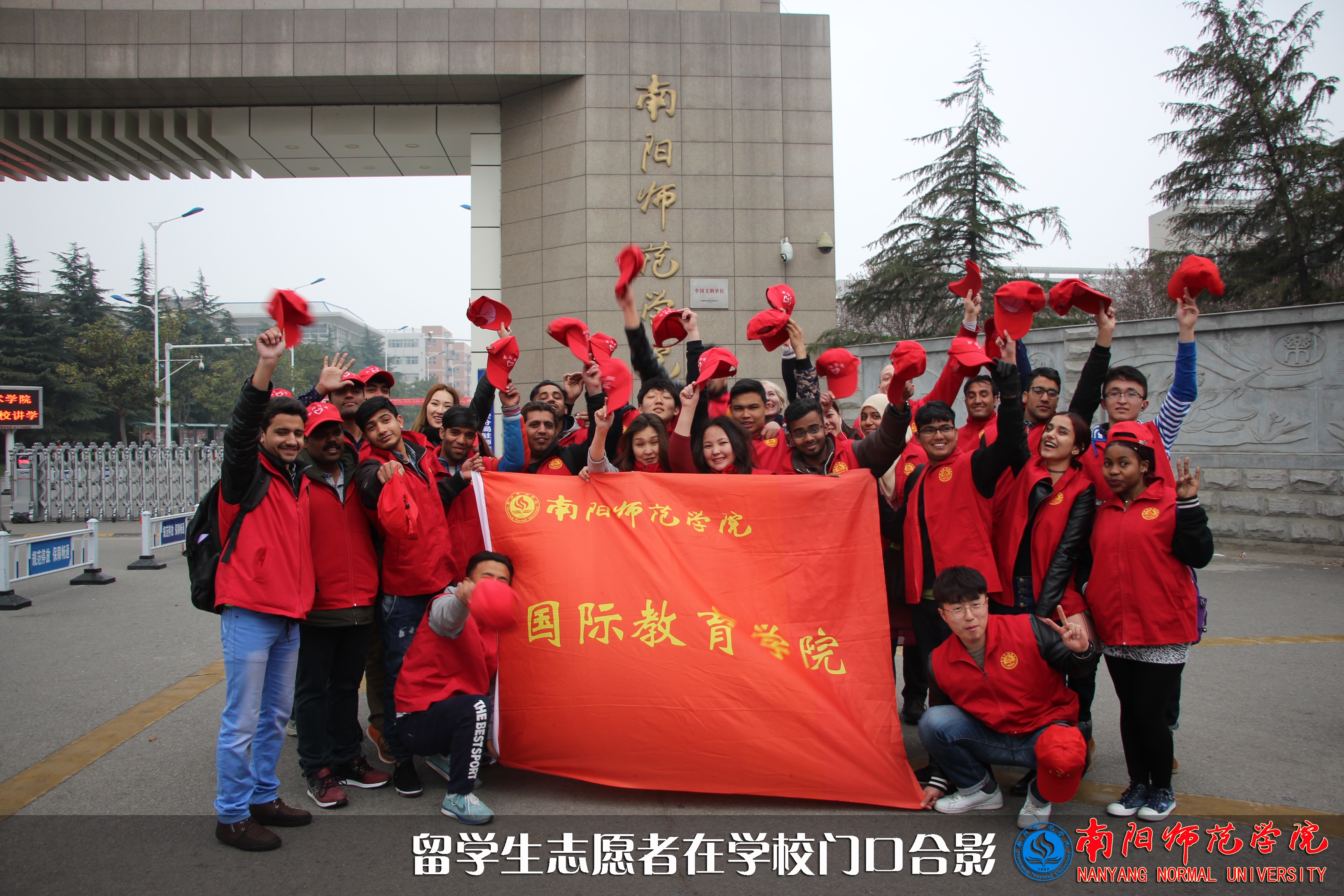 留学生志愿者在学校门口合影.jpg