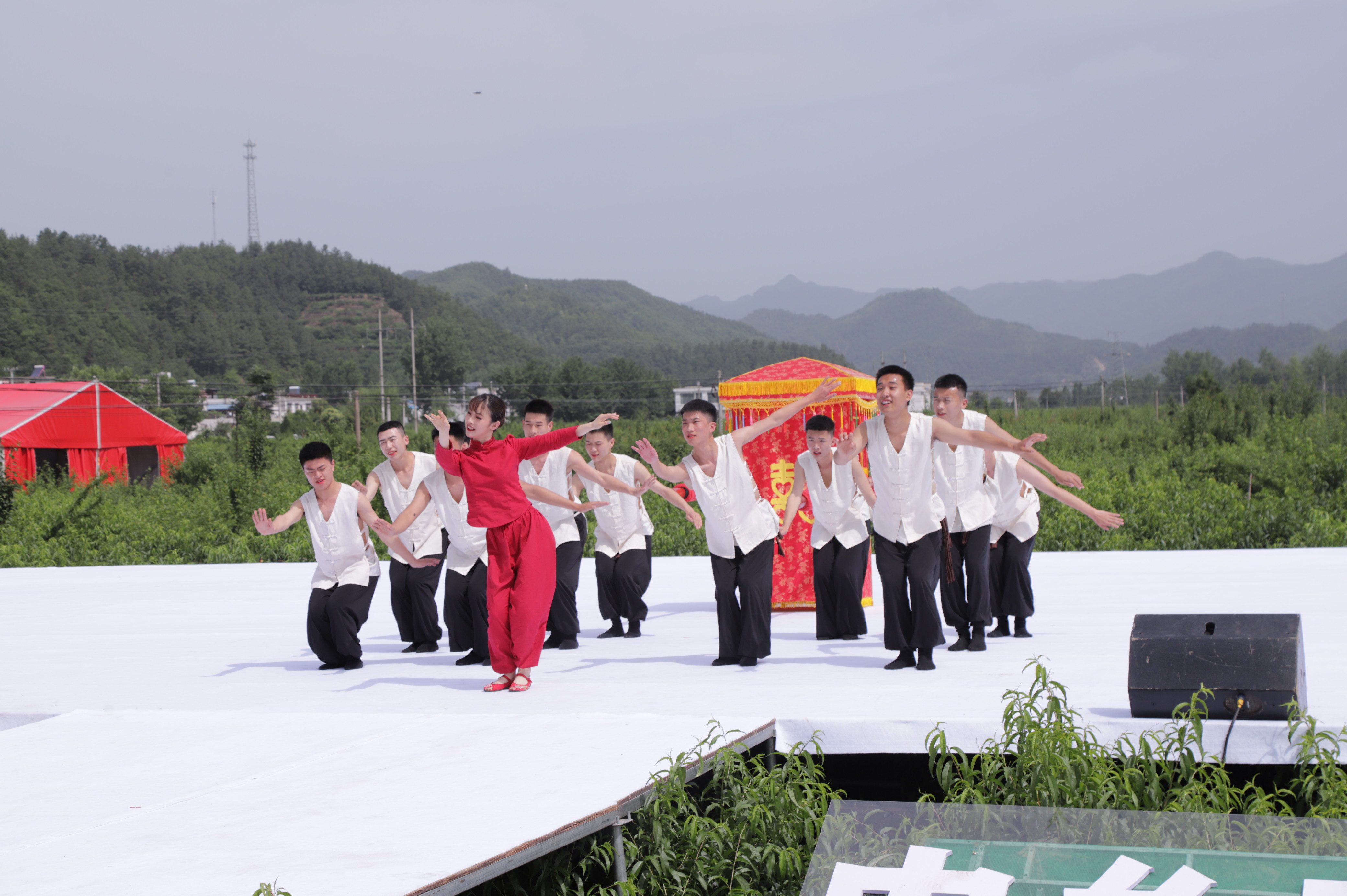 2.必赢官网学生在音乐节表演节目.JPG