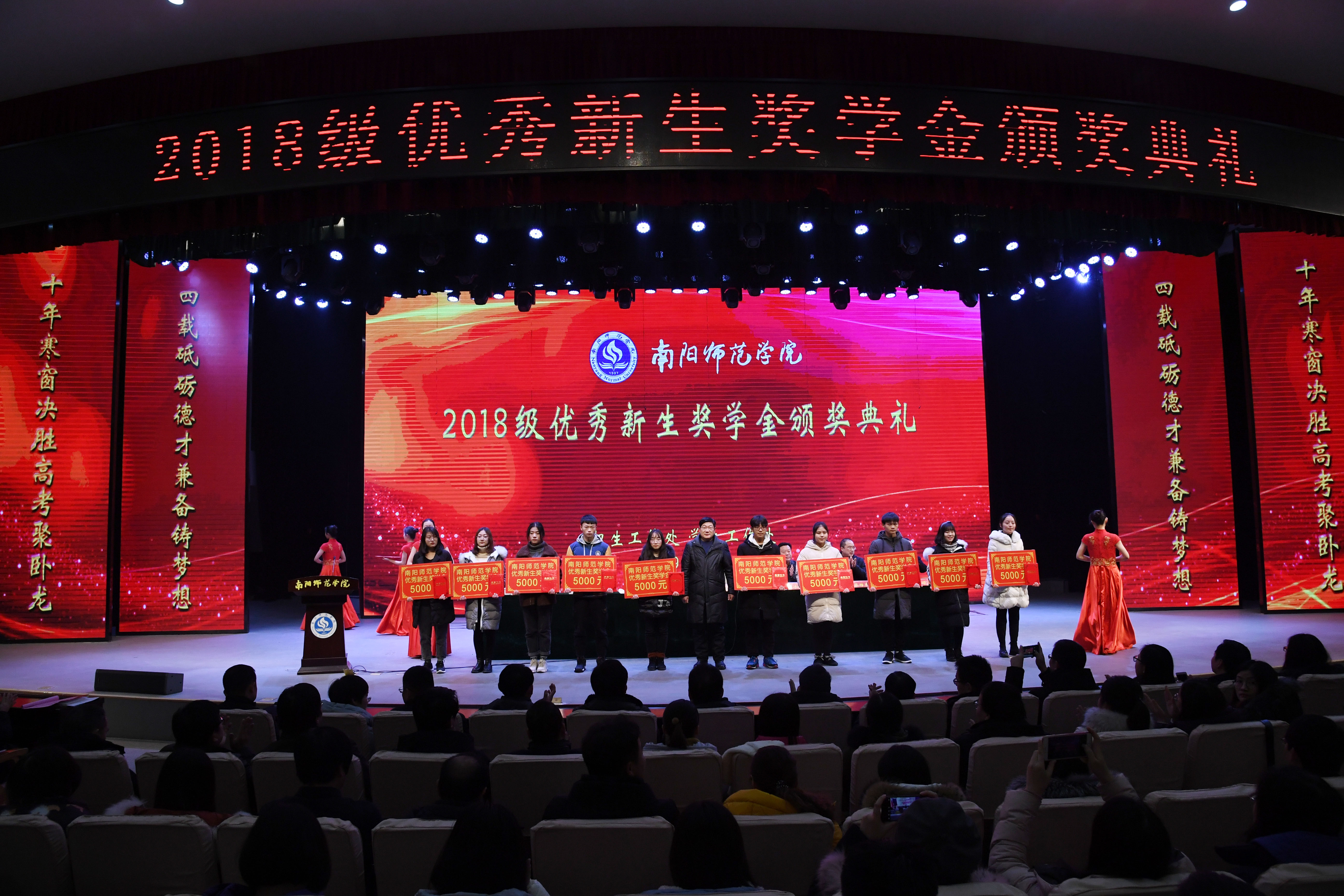 2校长卢志文为获奖学生颁发证书及奖金.JPG