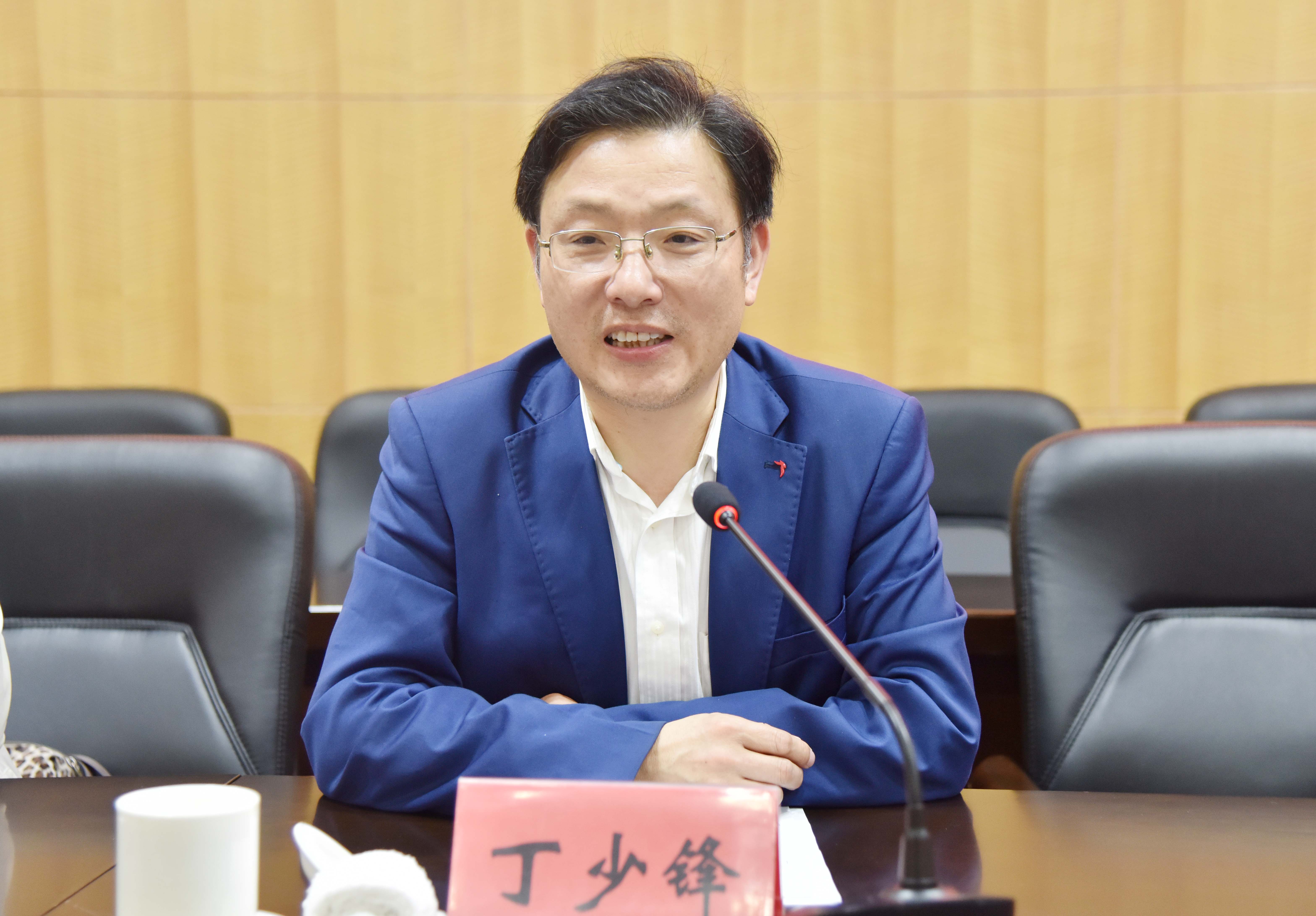 4河南省高校校报研究会理事长、信阳师范学院党委宣传部部长丁少锋作工作报告.jpg