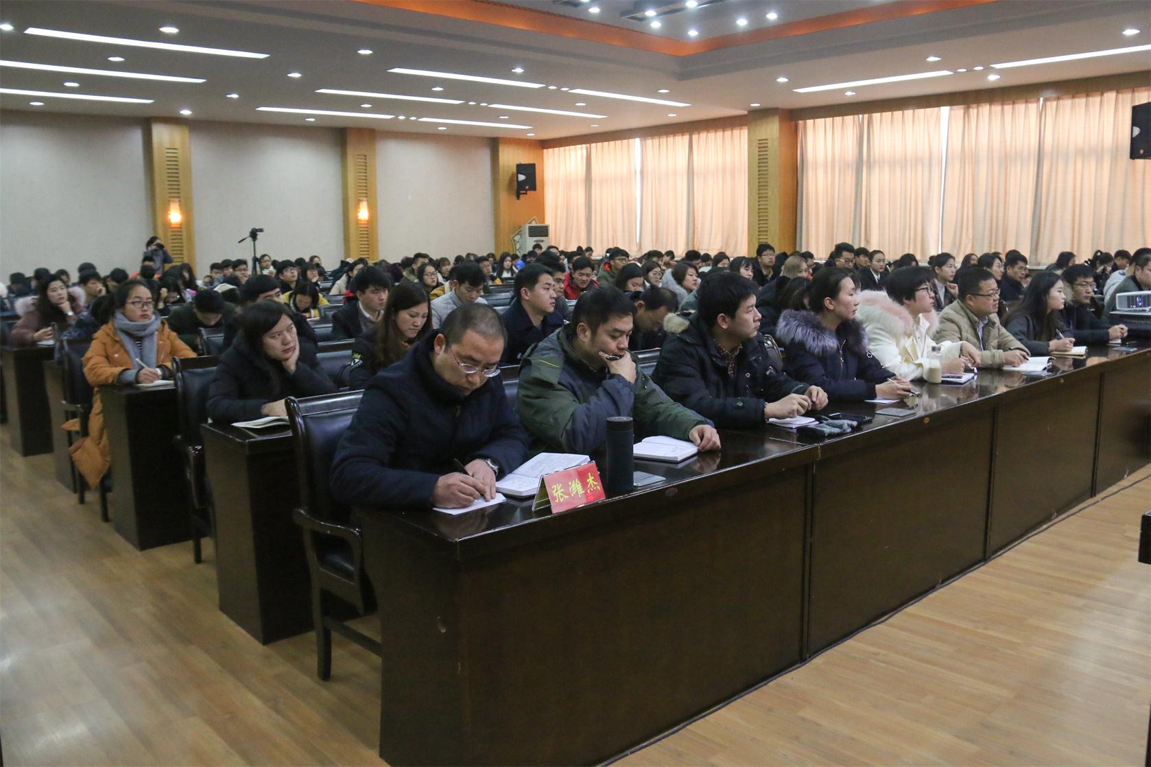 3报告会现场.JPG