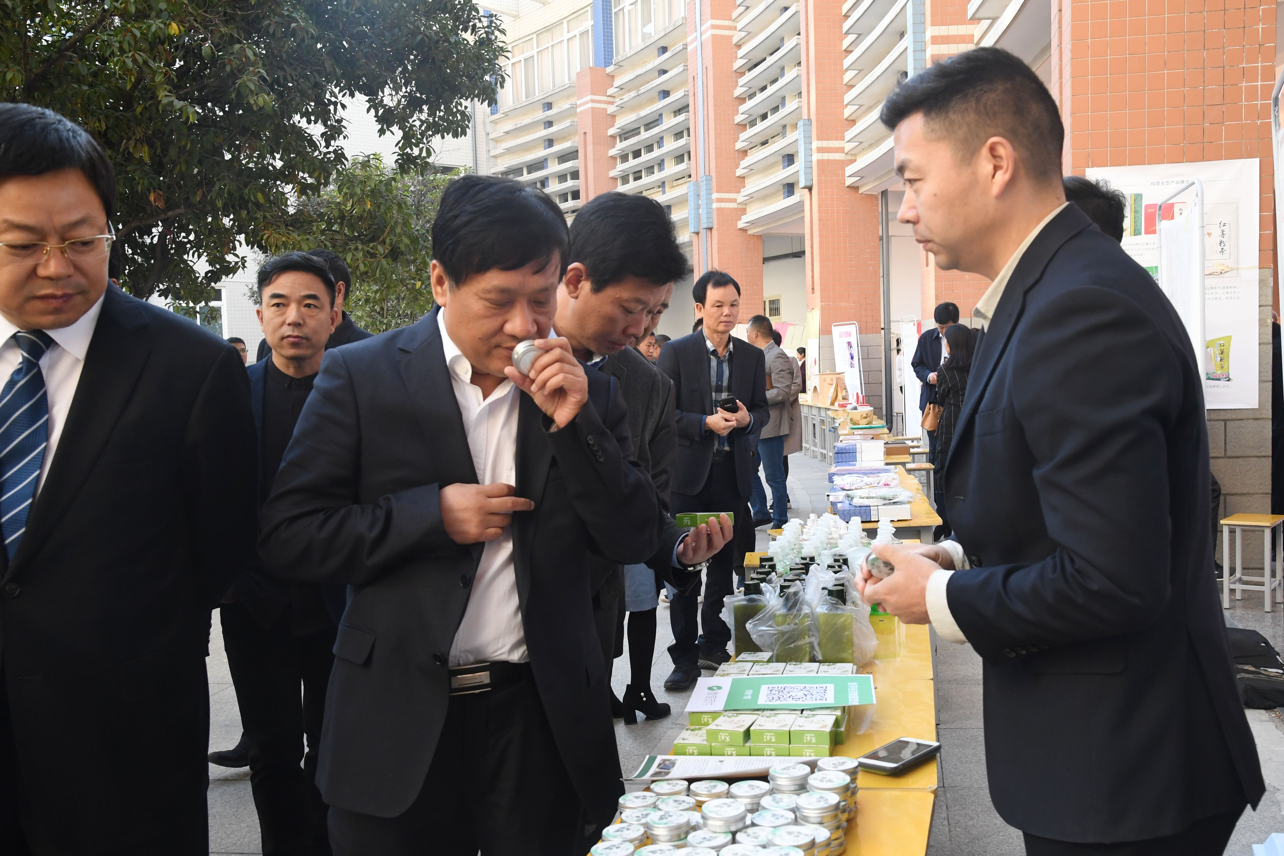与会代表在农产品博览会现场.JPG