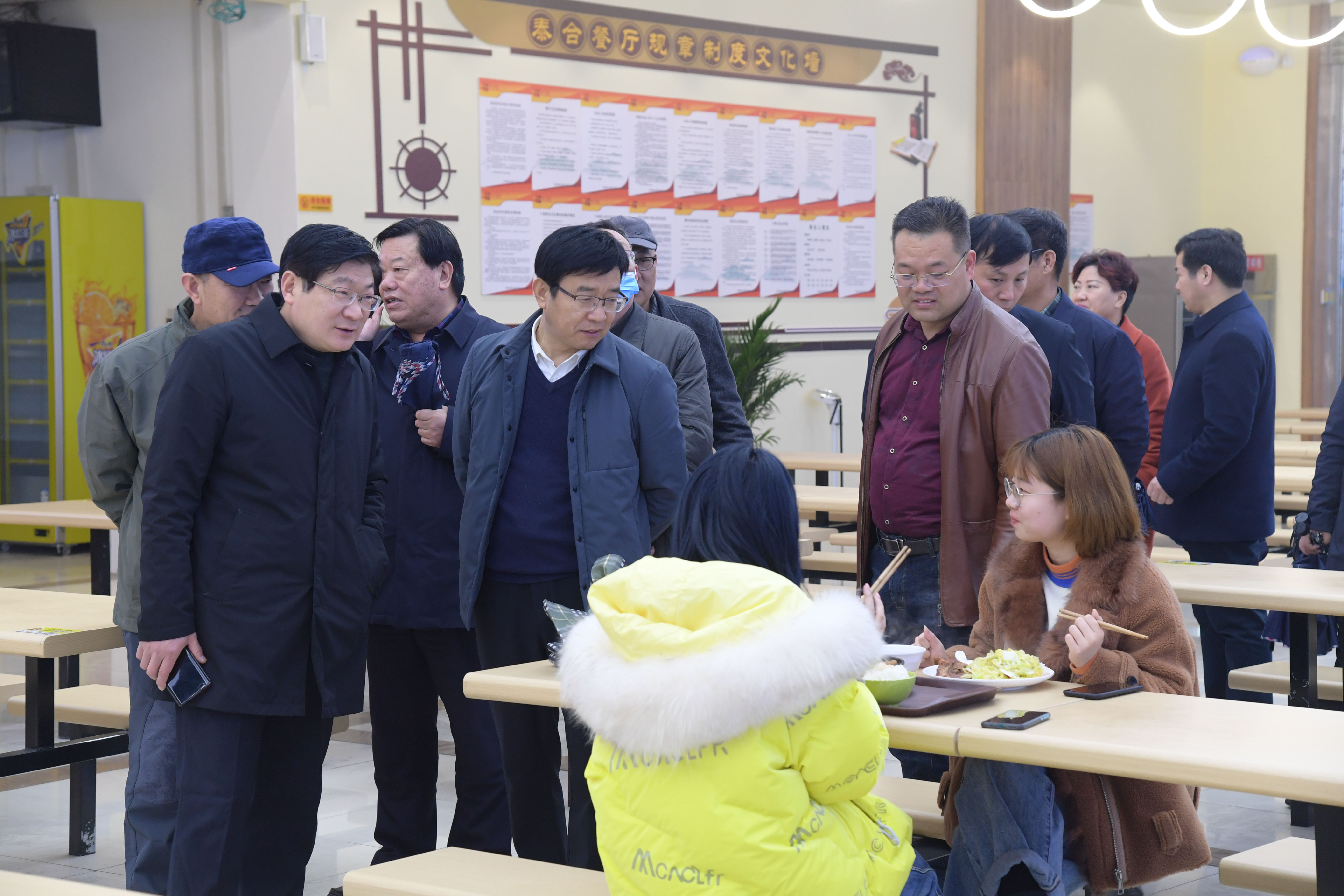 6校领导与就餐同学亲切交谈.JPG
