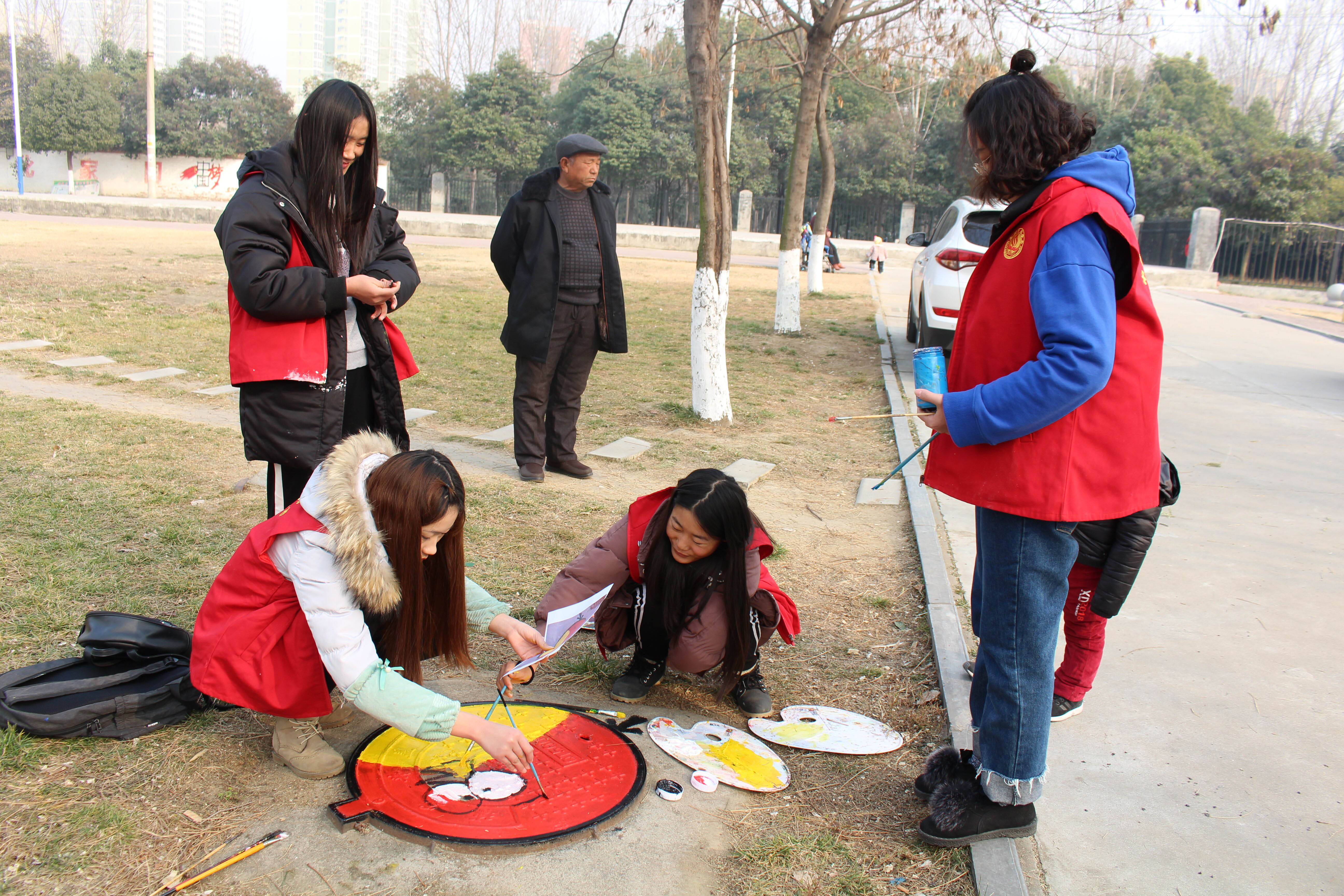 美术与艺术设计学院开展“飞扬中国梦，彩绘美院情”井盖涂鸦志愿服务进社区活动.jpg