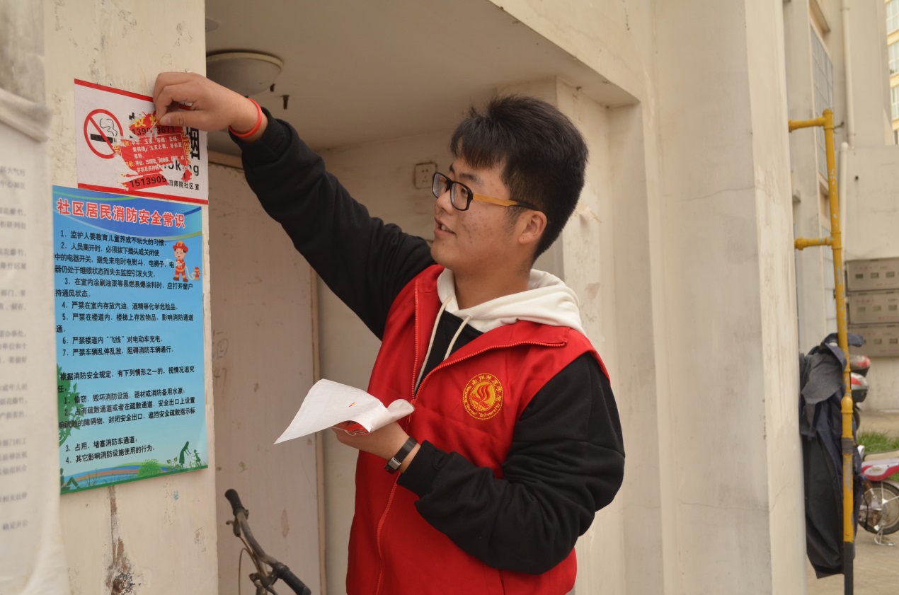 6计算机与信息技术学院开展义务清理社区小广告活动.jpg