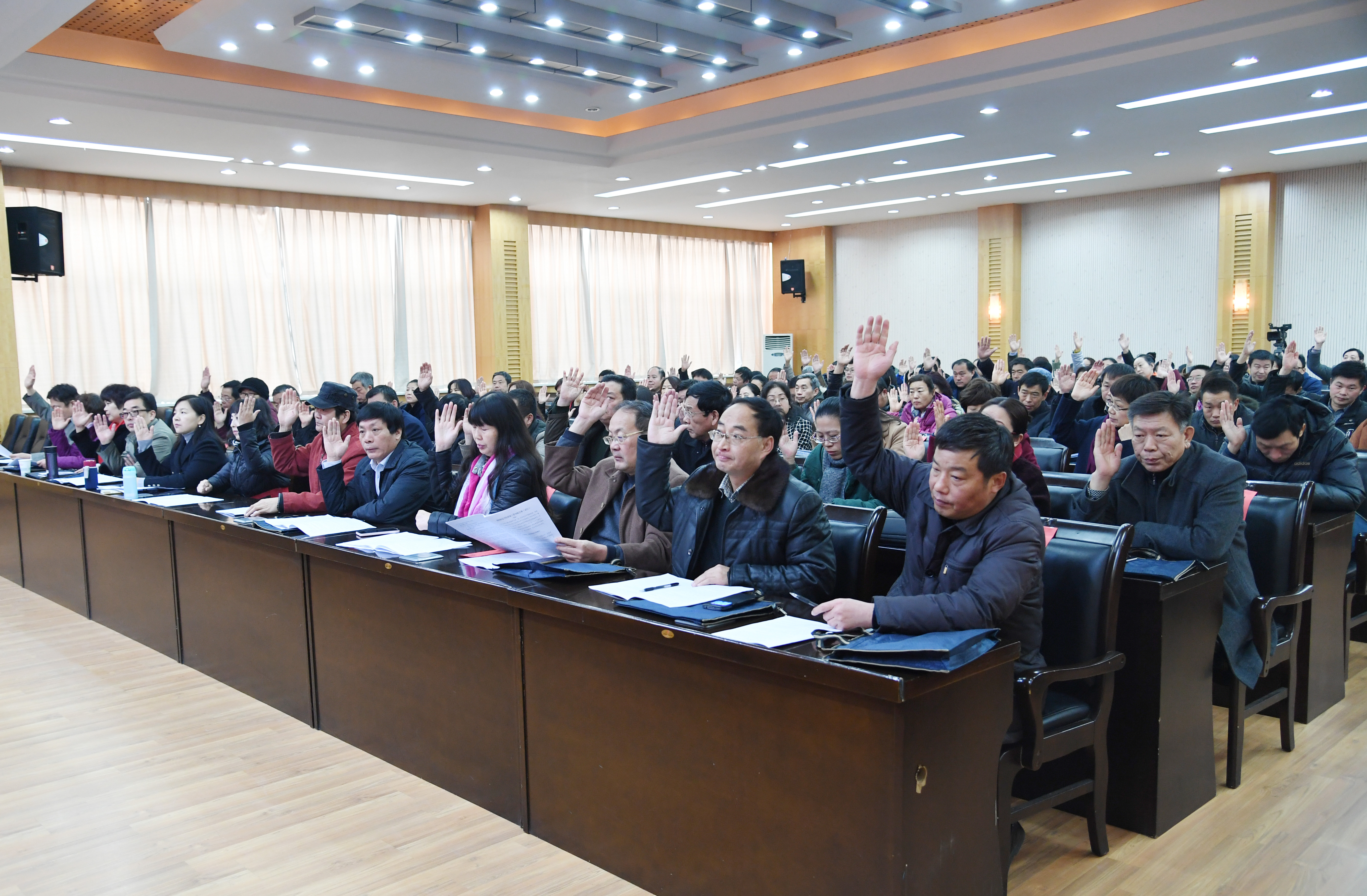 8全体与会代表表决通过《必赢线路检测3003no1绩效工资分配方案（试行）》（草案）和会议决议.jpg
