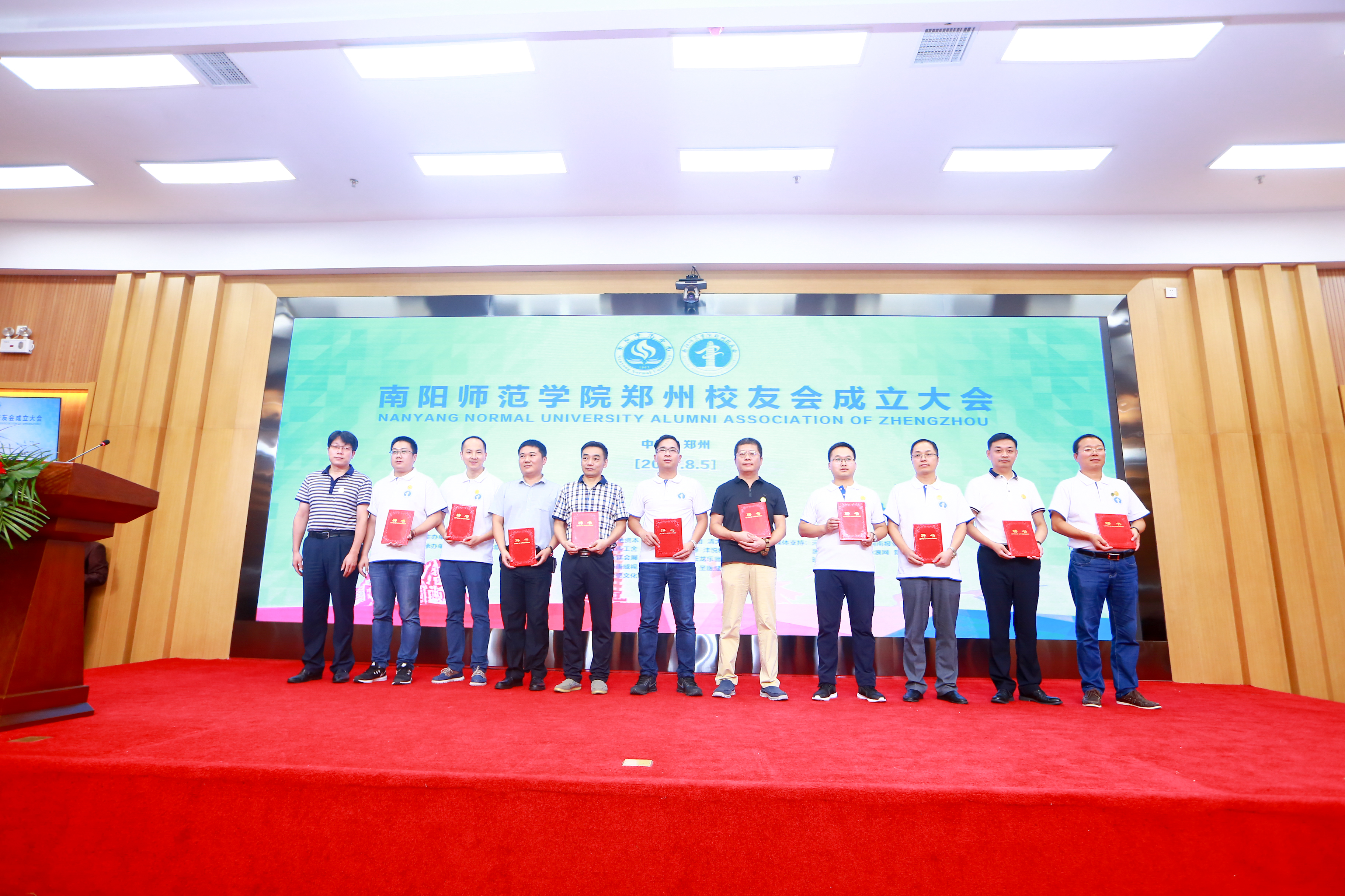 5.副校长阚云超向校友会就业创业指导师颁发聘书.jpg