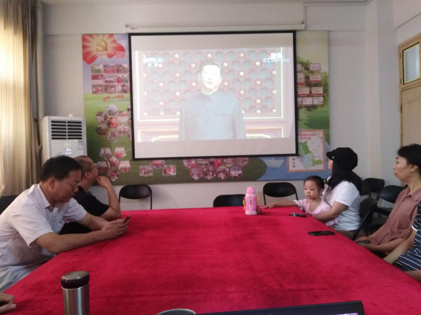 环境科学与旅游学院组织收看庆祝中华人民共和国成立70周年大会.jpg
