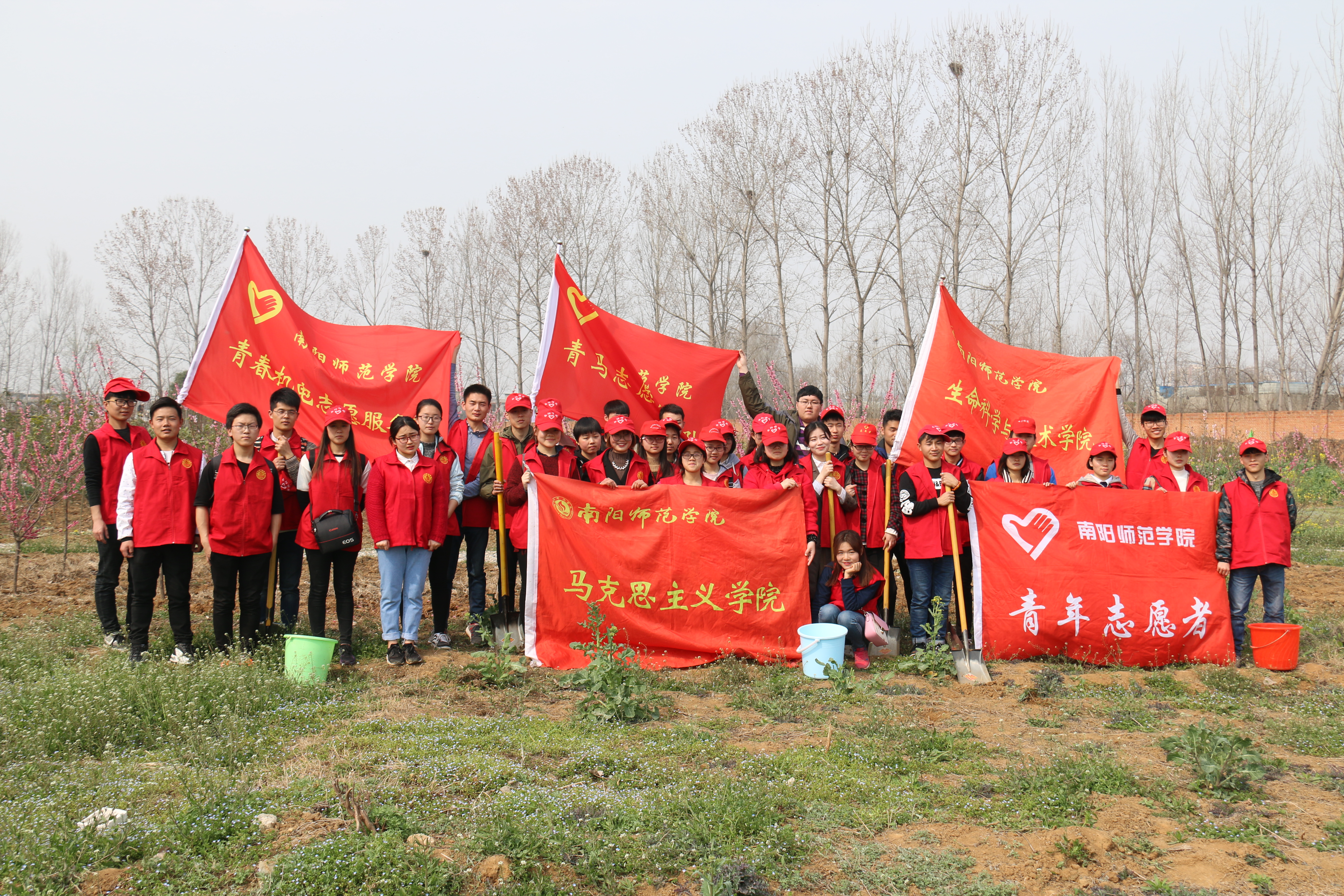 2机电工程学院、马克思主义学院、生命科学与技术学院志愿服务队在校园内开展植树活动.JPG