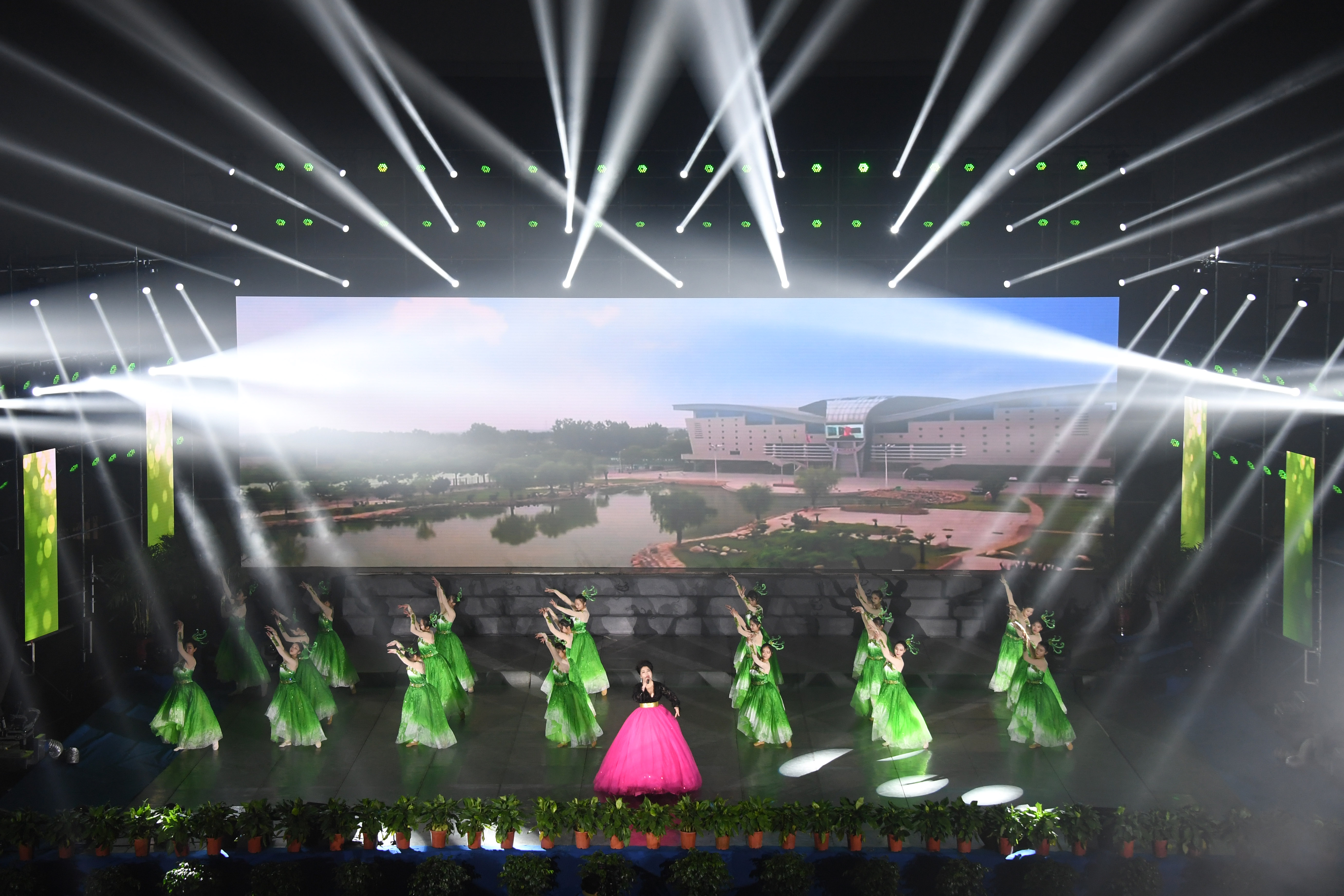 应娟演唱《校园春秋》.jpg