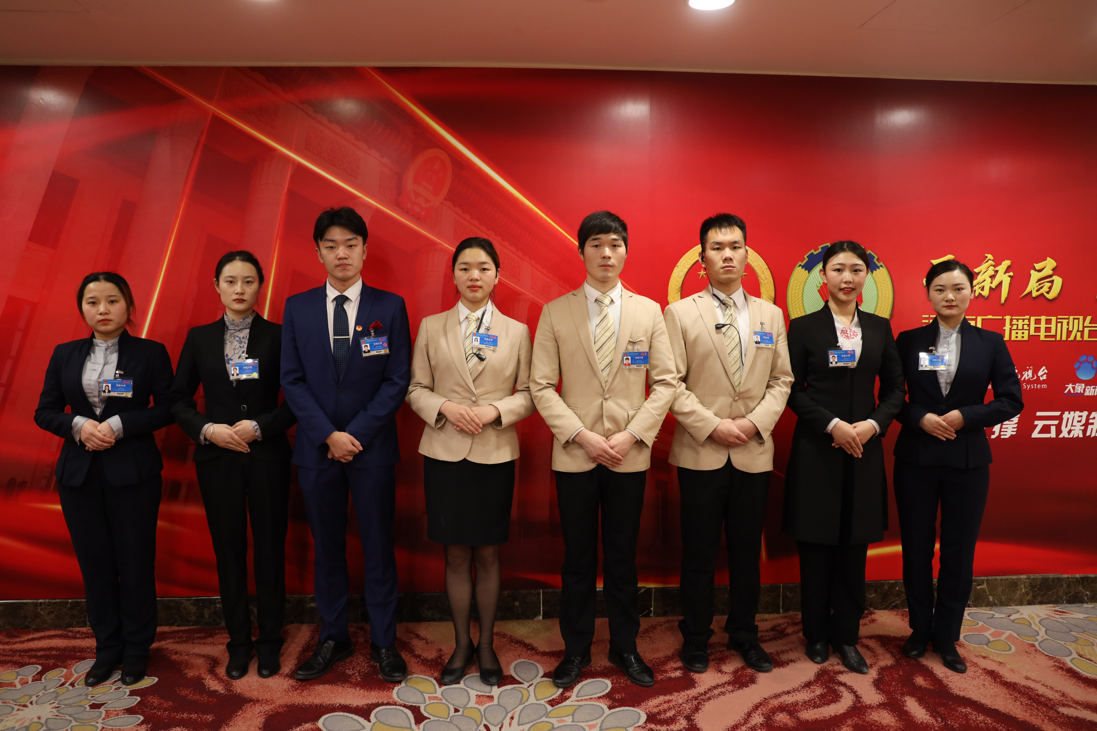 2旅游管理专业8位学子在服务现场合影.png