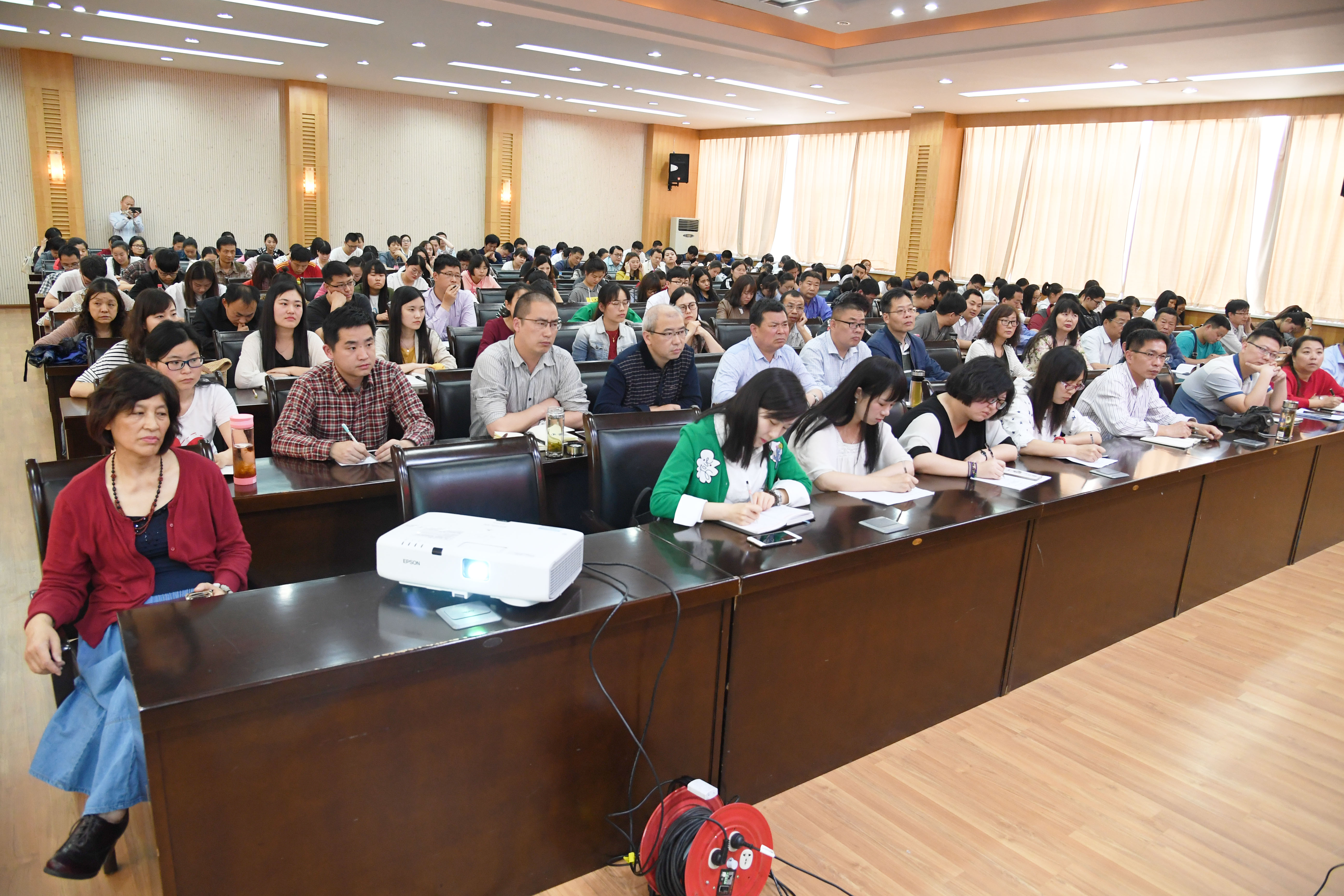 4报告会现场.JPG