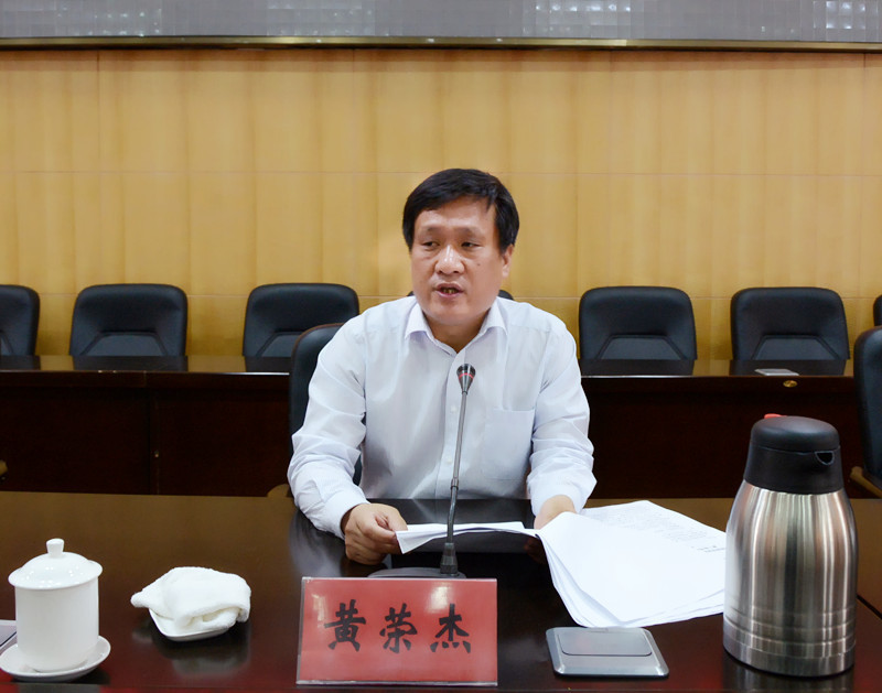 3校党委书记黄荣杰通报必赢官网教育实践活动学习教育、征求意见环节活动的开展情况.JPG