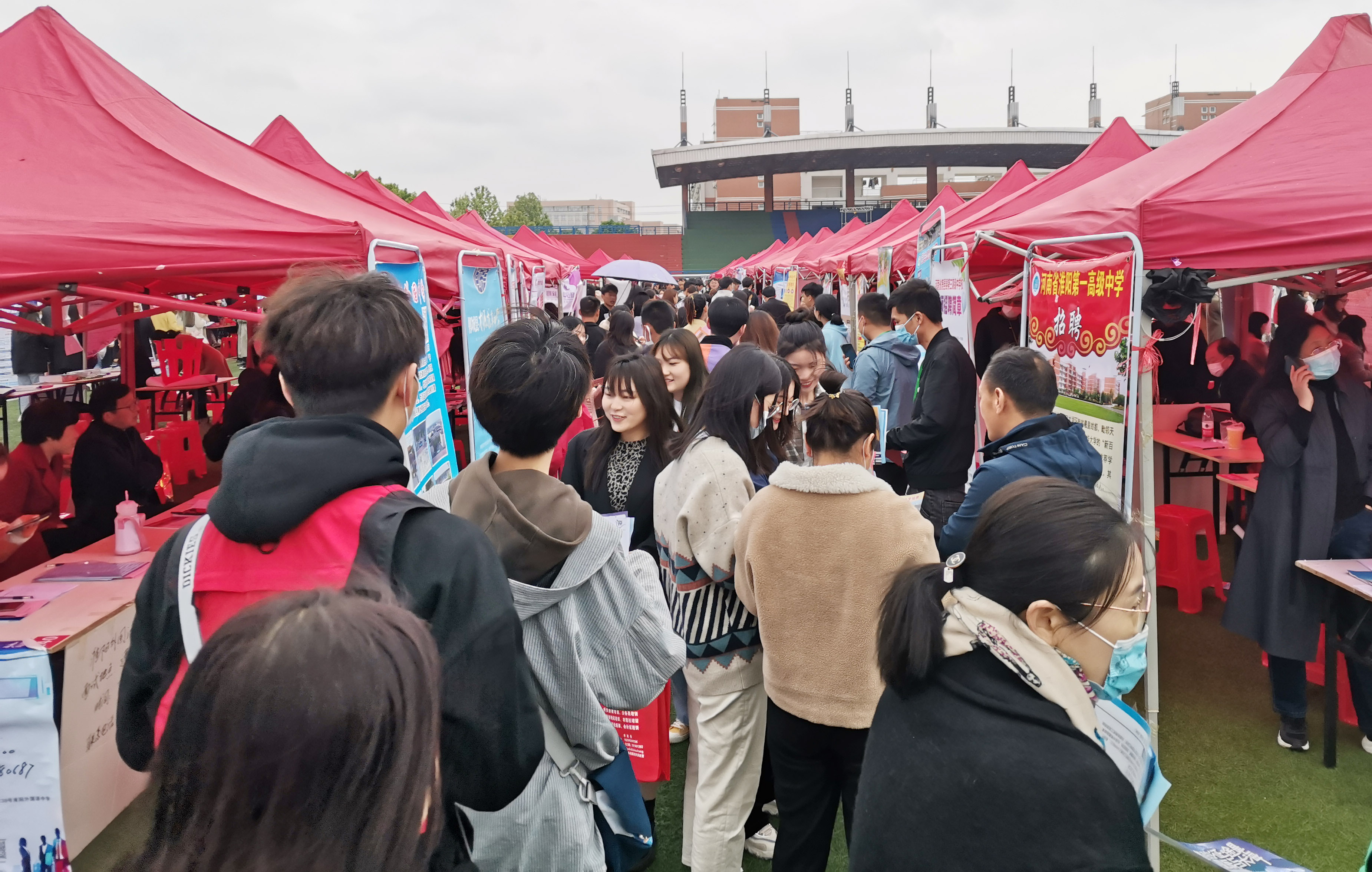10招聘会现场.jpg