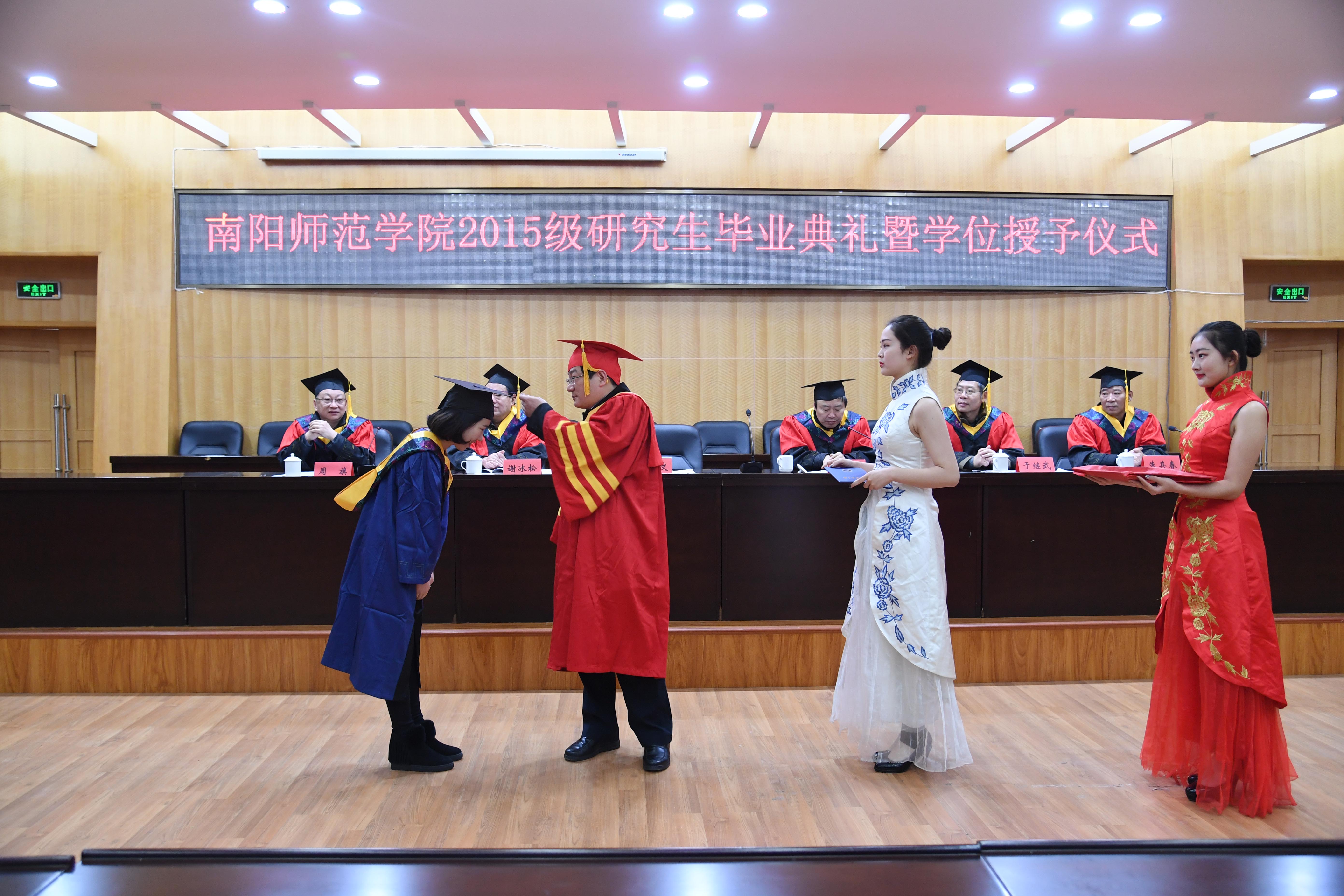 2校学位评定委员会主席、校长卢志文为毕业生颁发硕士学位证书，拨正流苏.JPG