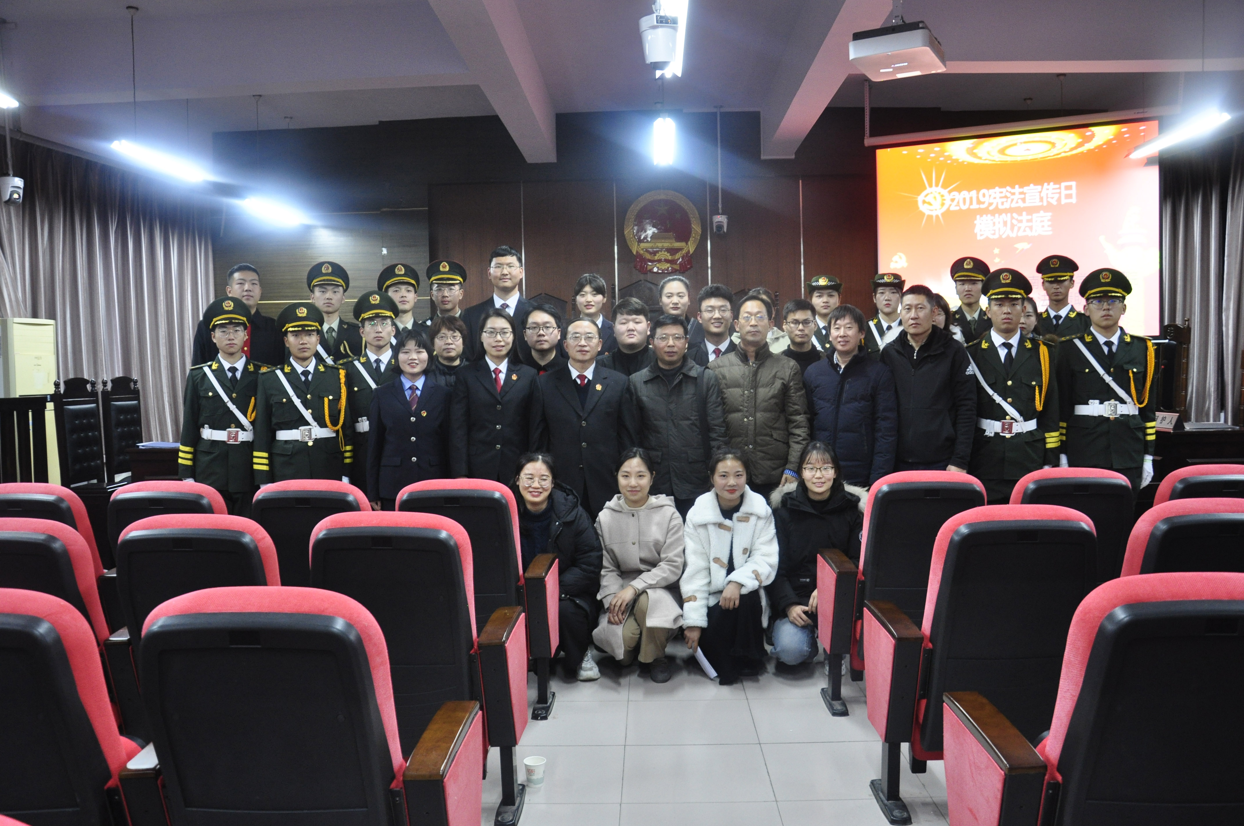 6法学院模拟法庭人员合影.jpg