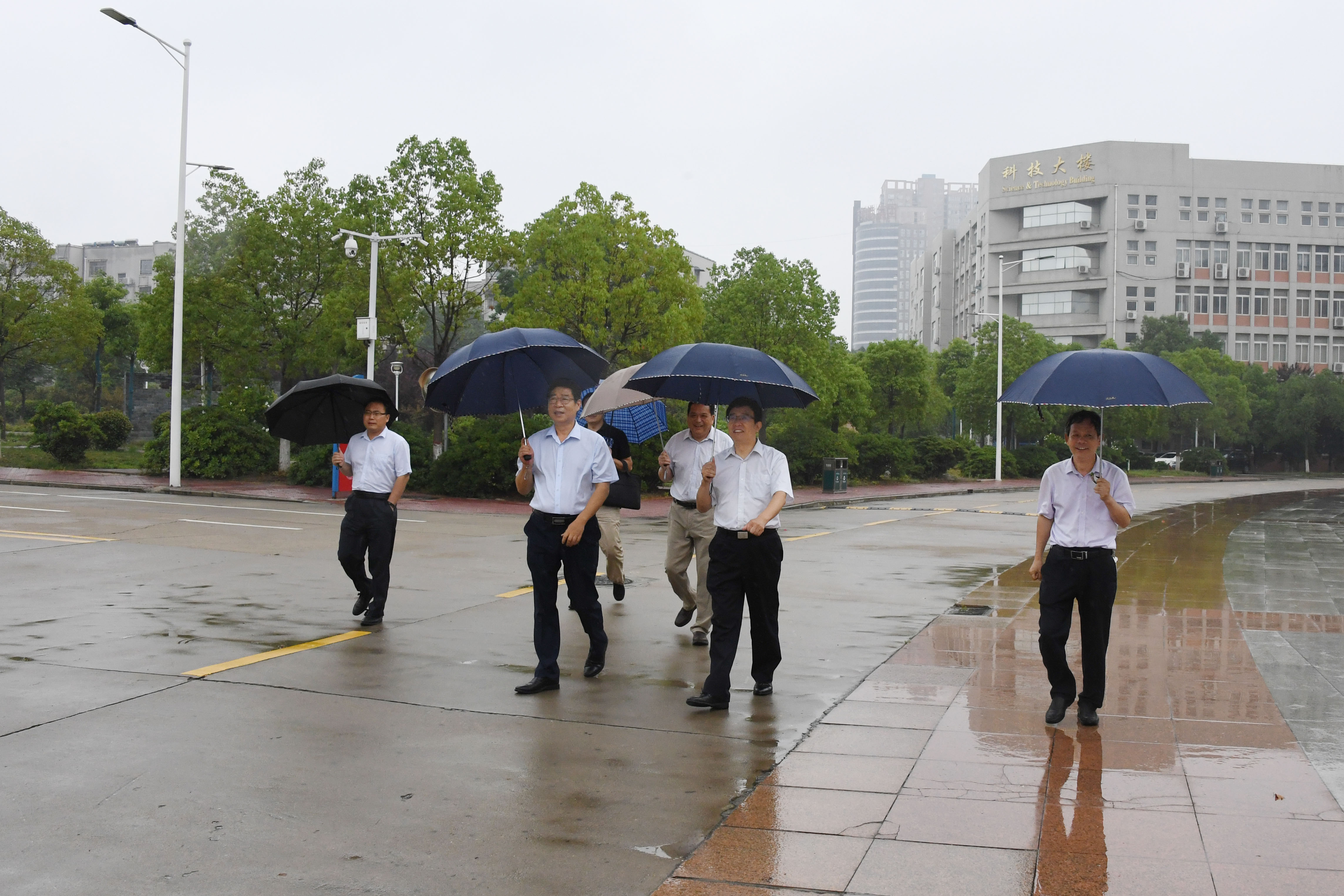 1校长张宝锋考察走访校园.JPG