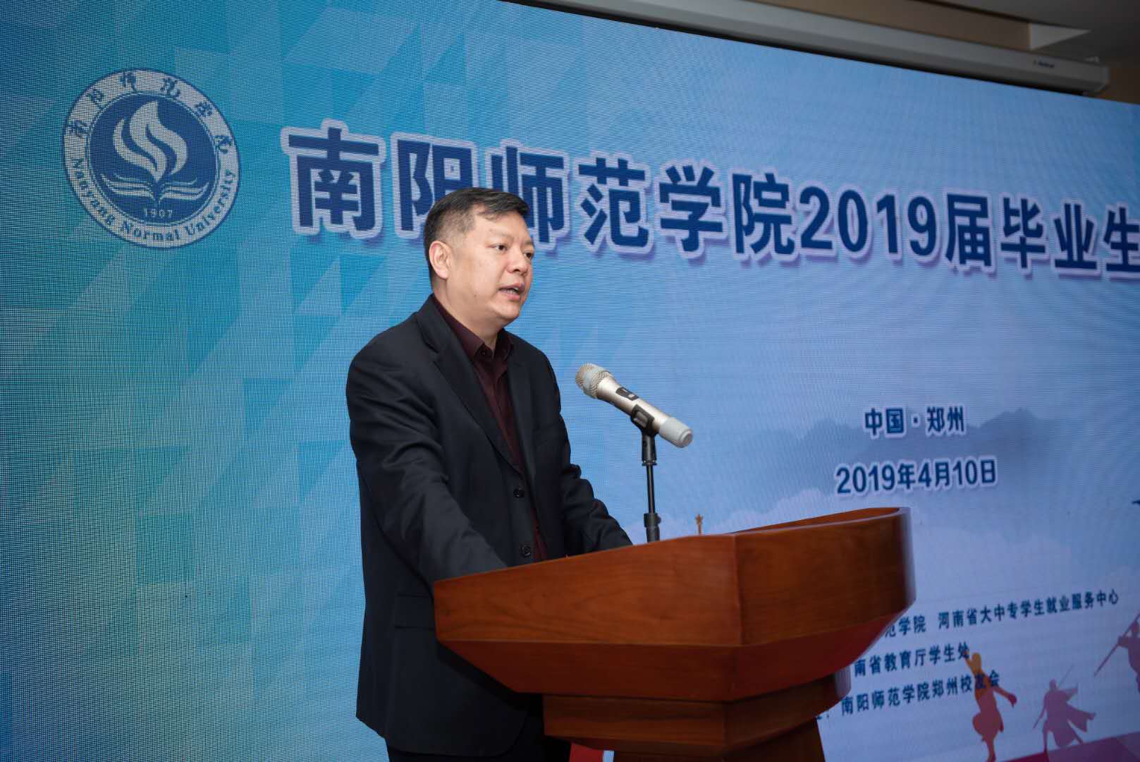 1.省教育厅学生处副处长李玉伟讲话.jpg