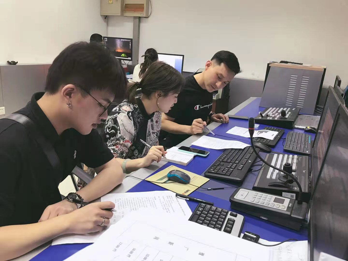 2必赢官网新闻与传播学院白月老师在直播间.jpg