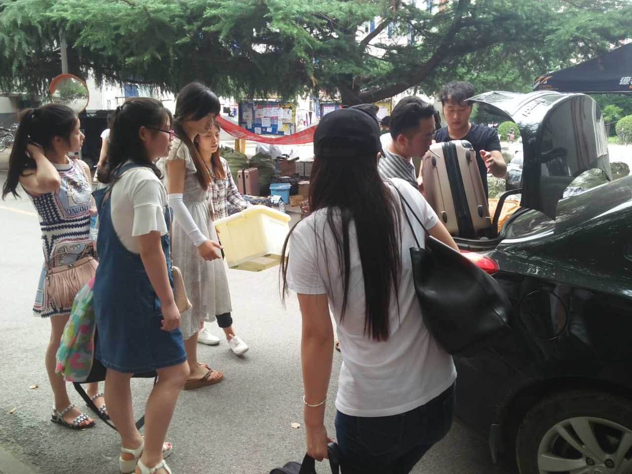 帮毕业生装行李4.jpg