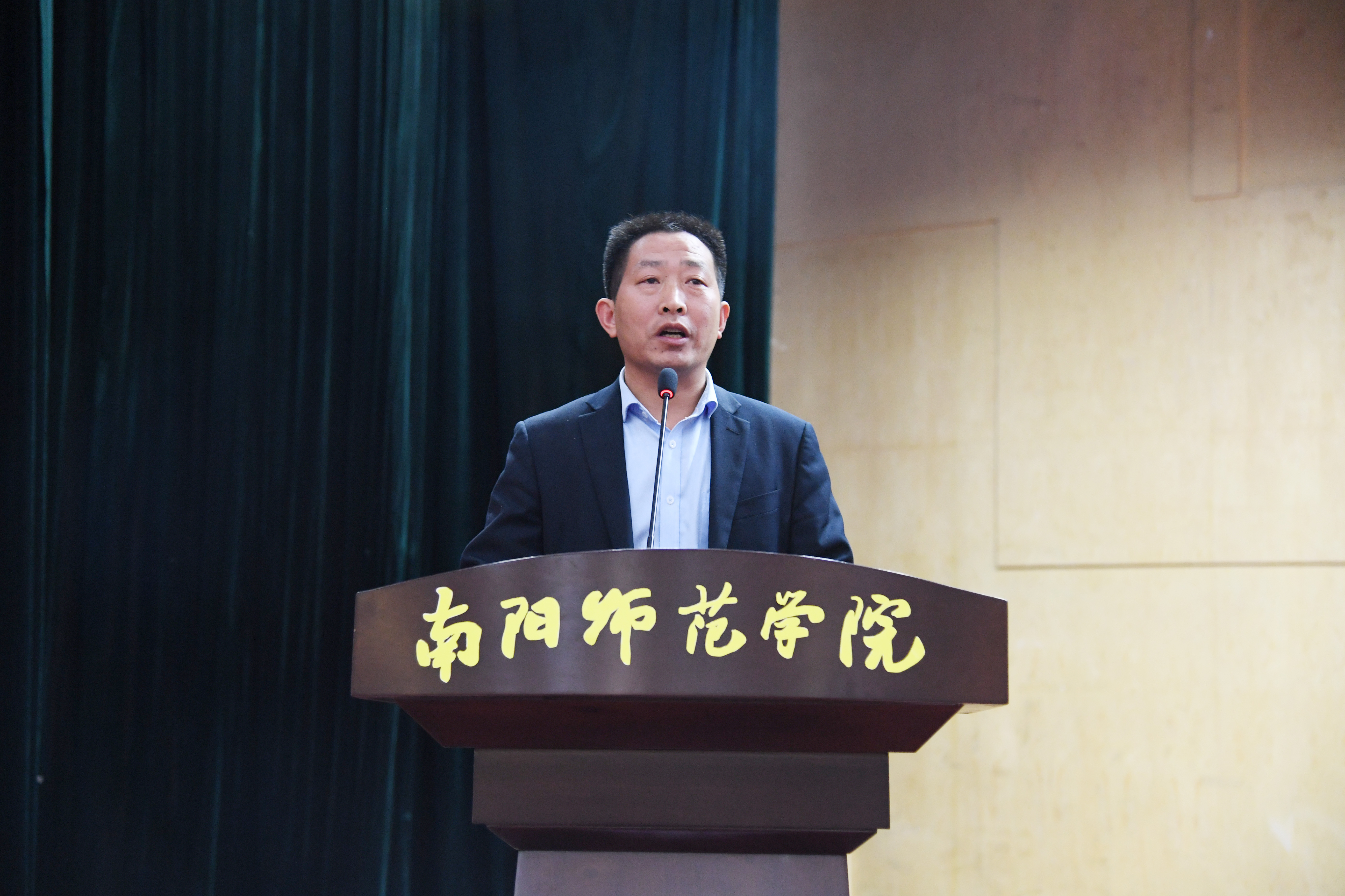 5“自强标兵”郭春鹏老师做报告.JPG