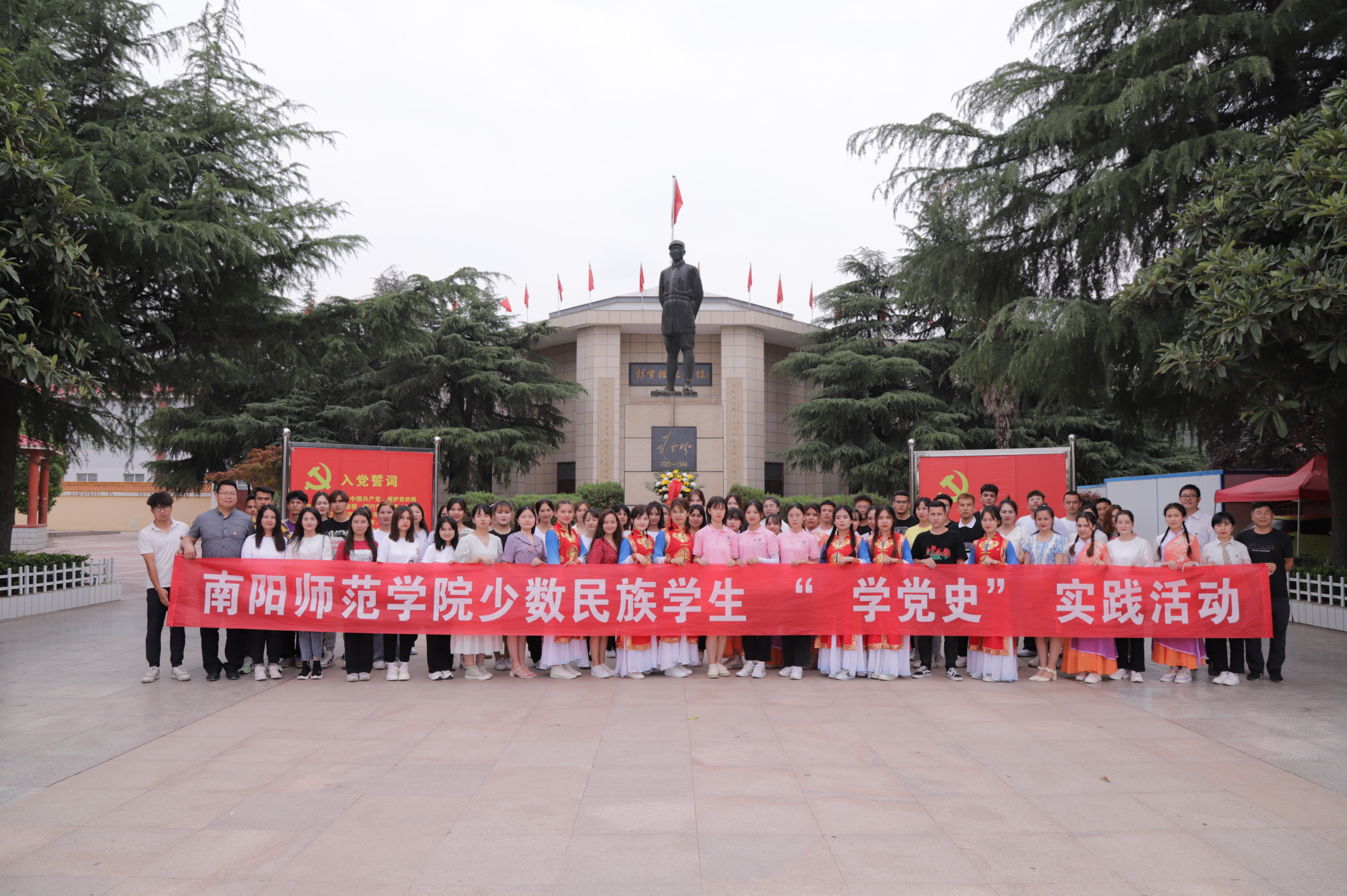 1.必赢官网新疆籍少数民族学生在彭雪枫纪念馆.JPG