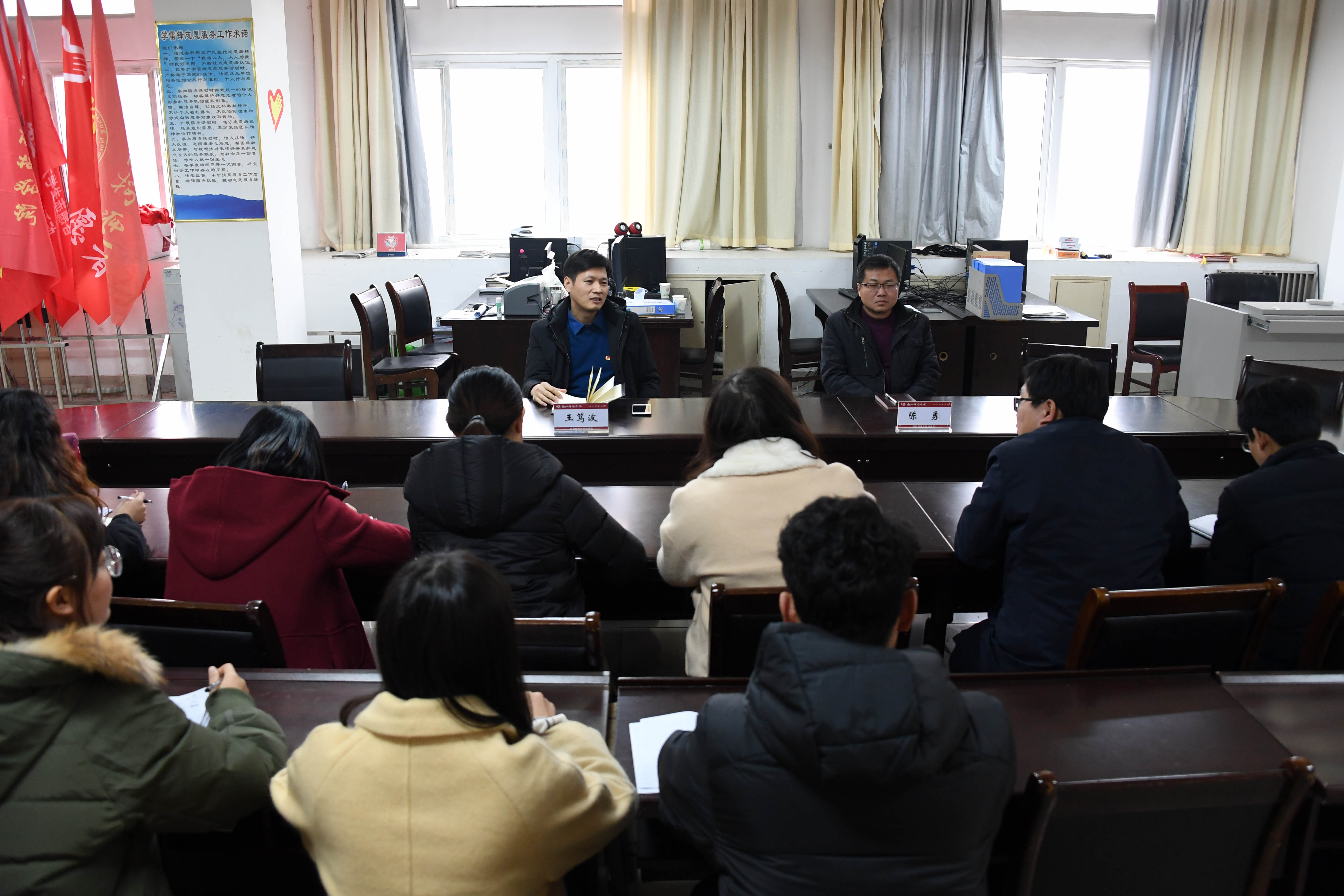 4王笃波和陈勇在必赢官网志愿者工作站与部分学院团委书记和“十佳团支部”“十佳团支书”代表进行座谈.JPG