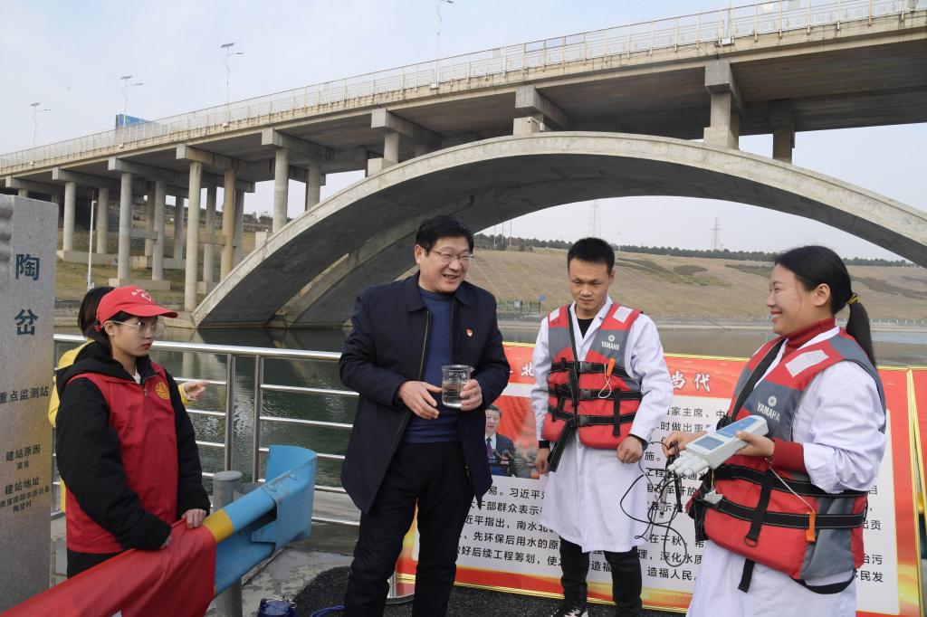 2必赢线路检测3003no1党委书记卢志文在南水北调渠首水质监测站点与监测人员交流.jpg